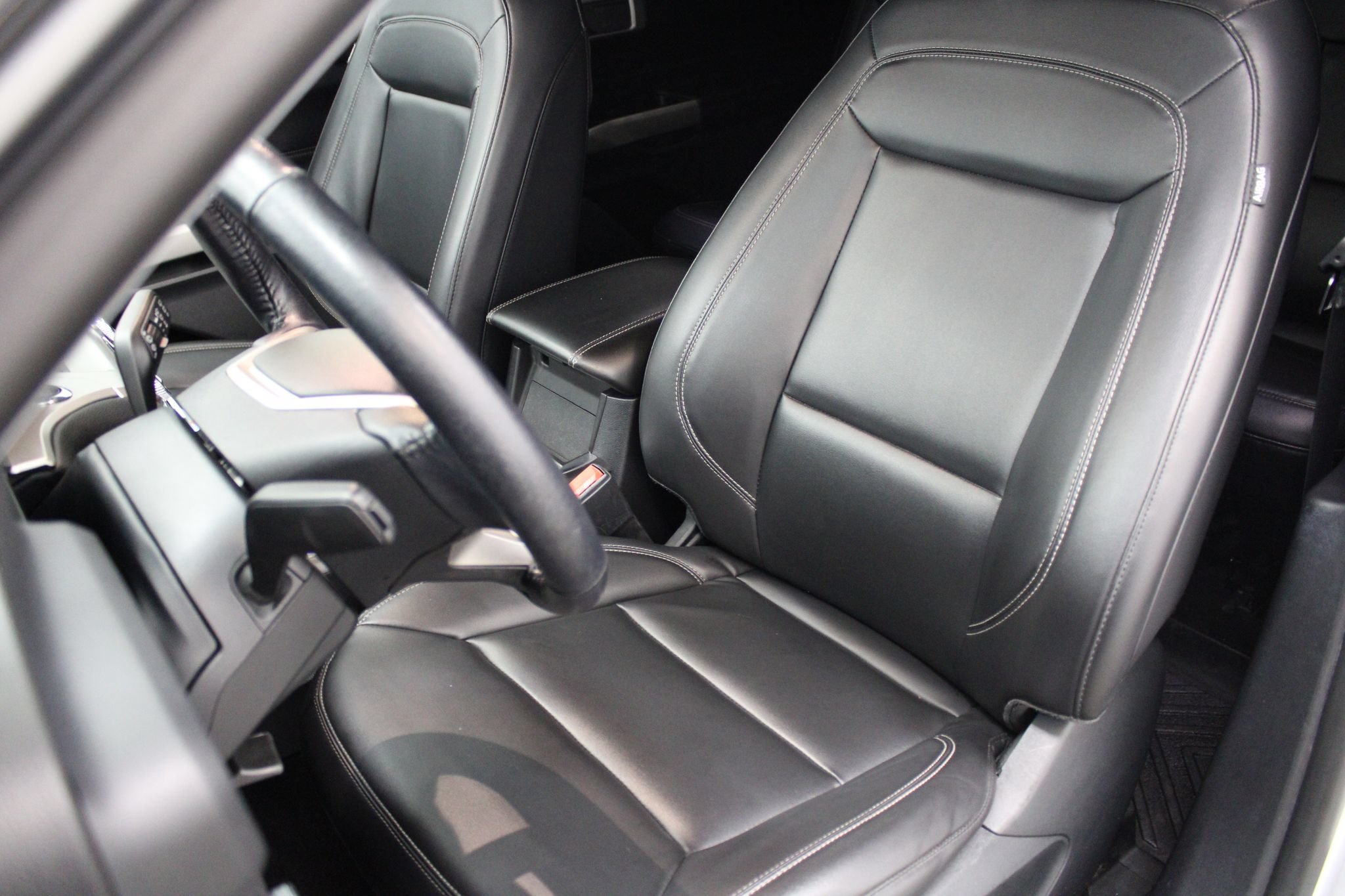 Used 2022 Ford Explorer XLT w/ Equipment Group 202A AWD/4WD image 14