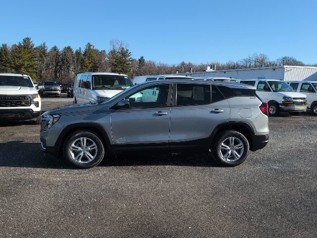 Used 2023 GMC Terrain SLE w/ LPO, Floor Liner Package FWD image 3