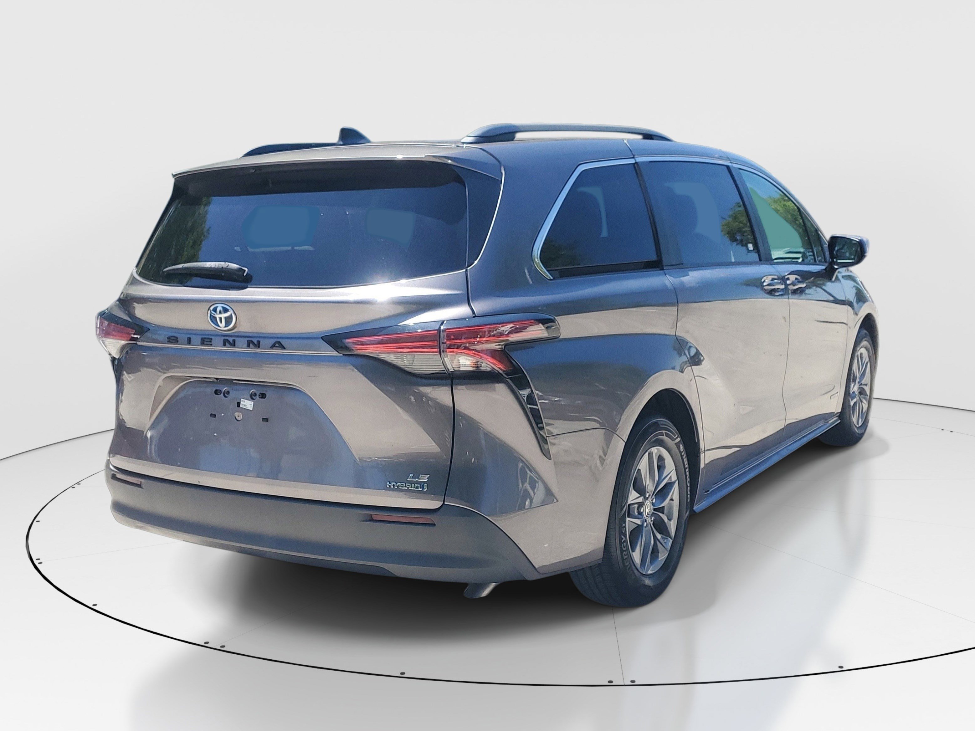 Used 2021 Toyota Sienna LE w/ LE Plus Package FWD image 3