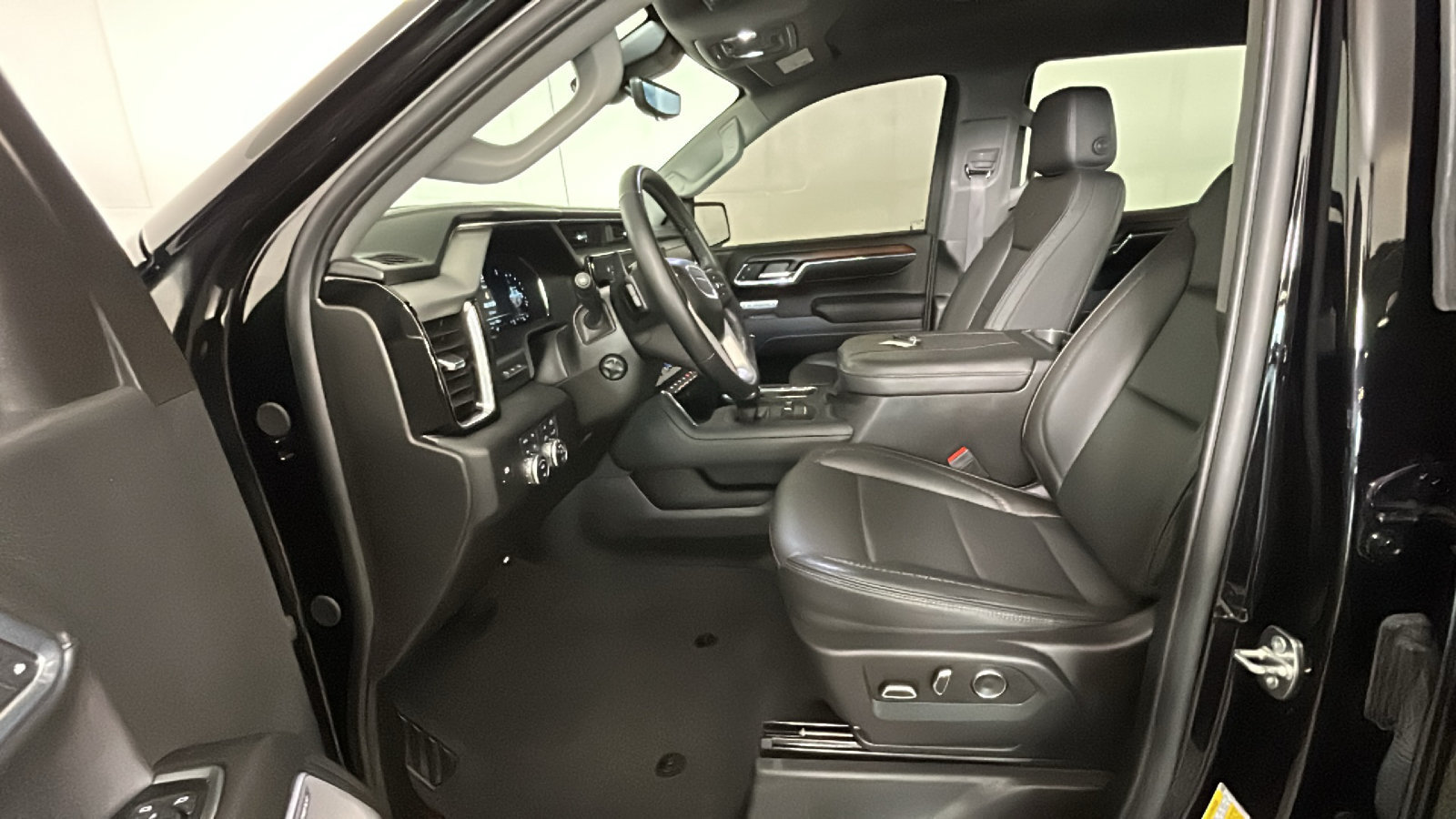 Used 2024 GMC Sierra 1500 Denali w/ Technology Package AWD/4WD image 14