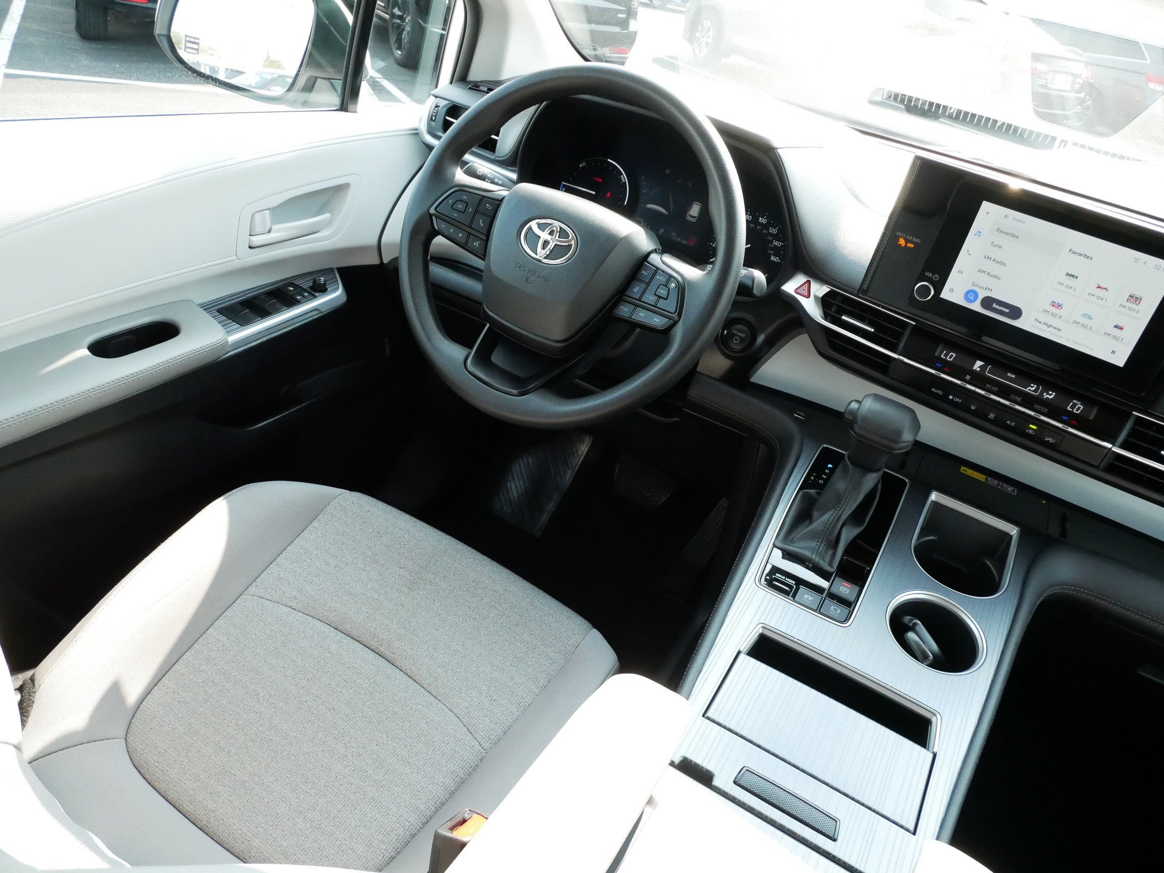 Certified 2025 Toyota Sienna LE FWD image 9