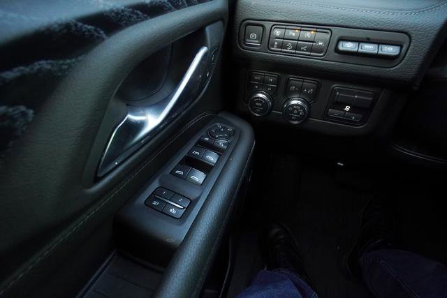 Used 2024 GMC Yukon Denali w/ Advanced Technology Package image 12