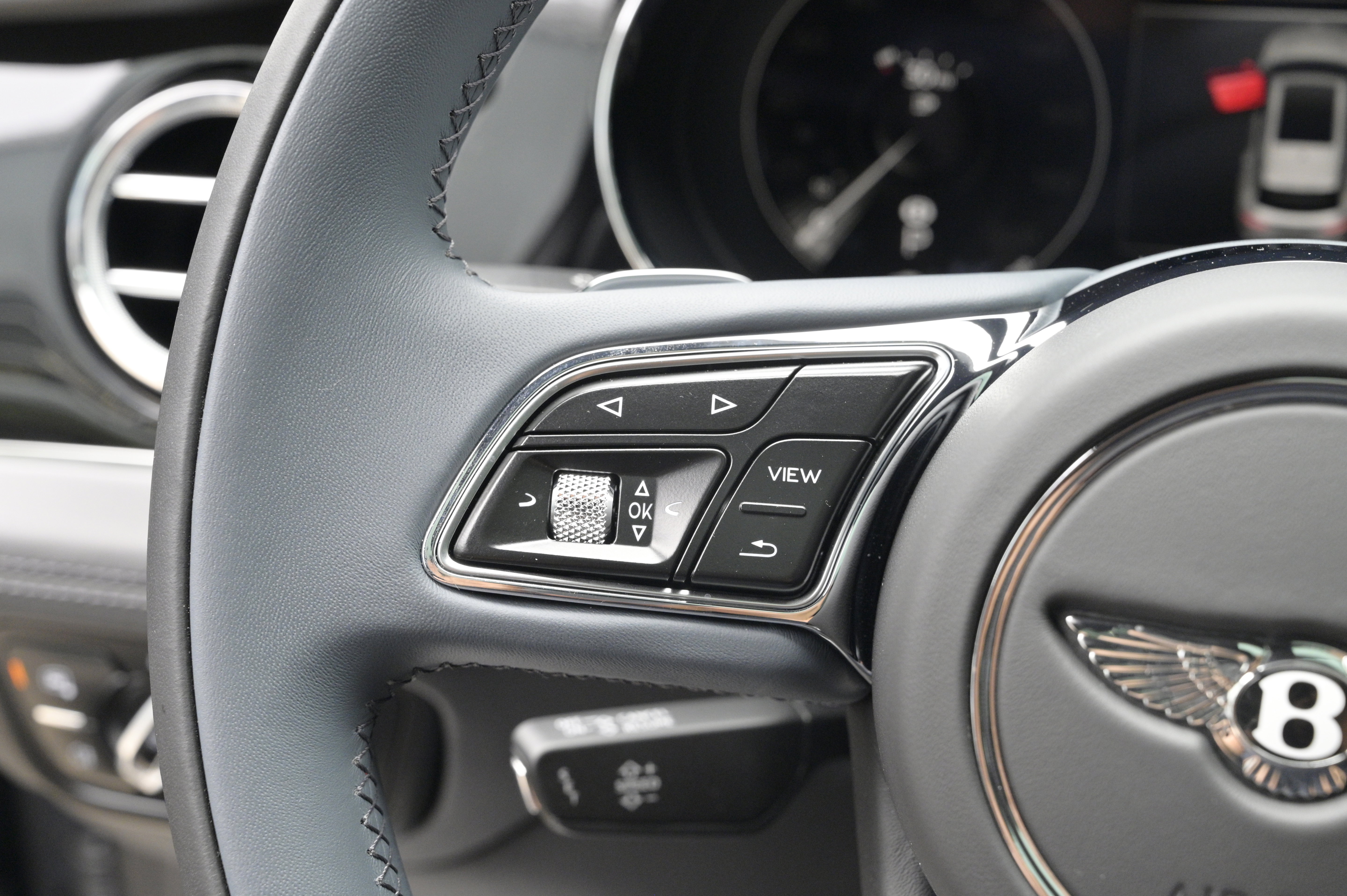 Used 2021 Bentley Bentayga AWD/4WD image 25