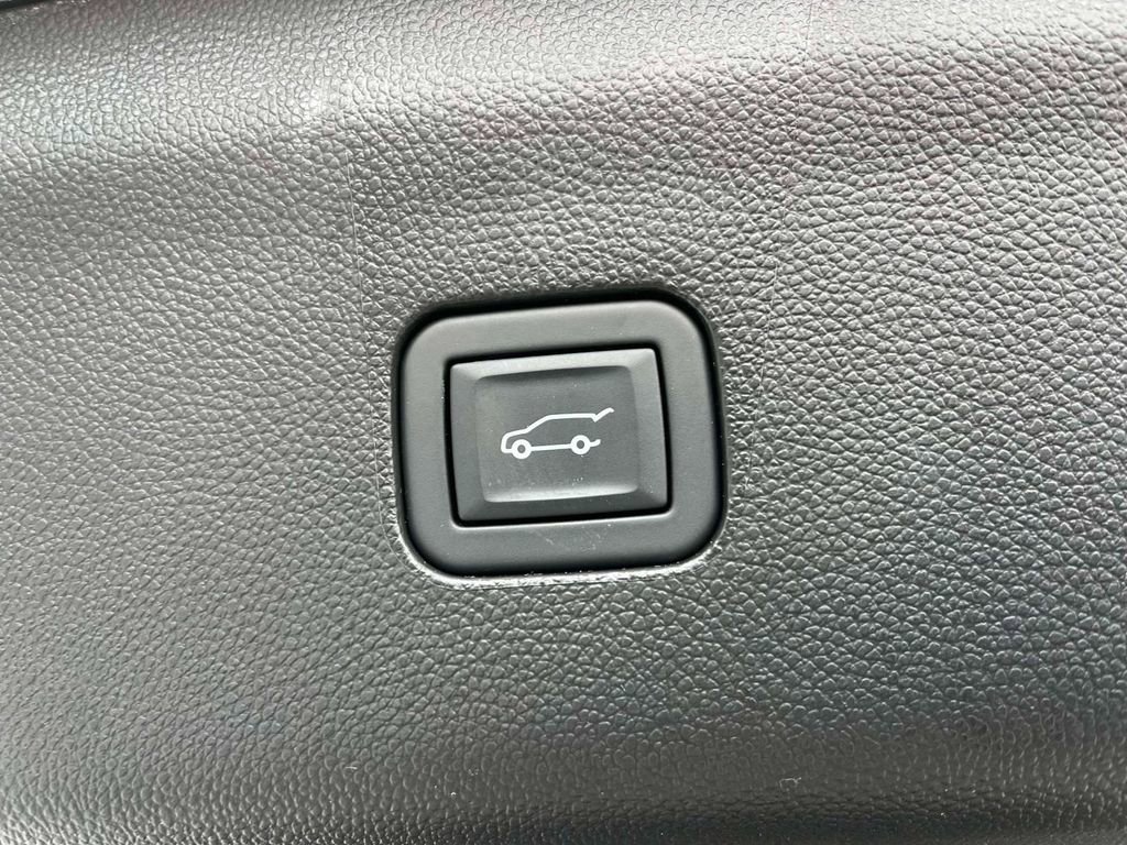 Used 2023 Buick Enclave Essence image 19