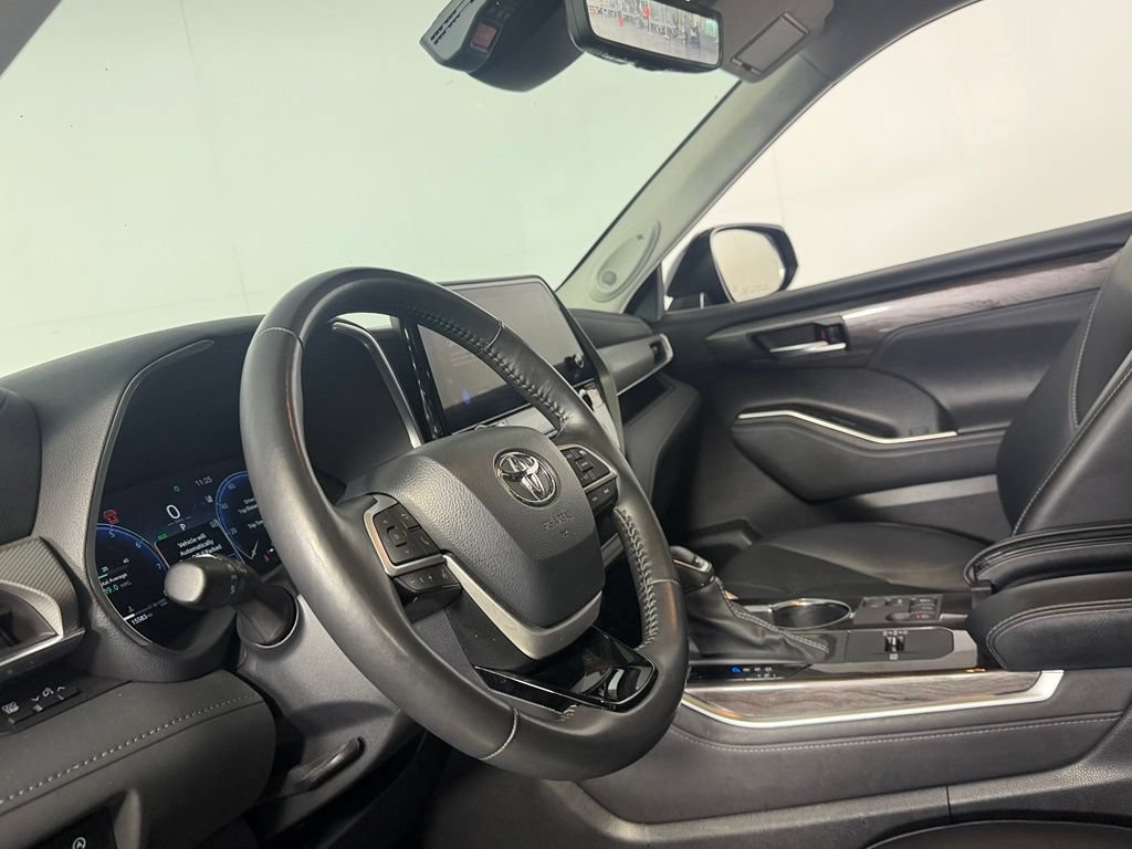 Used 2024 Toyota Highlander Platinum FWD image 19