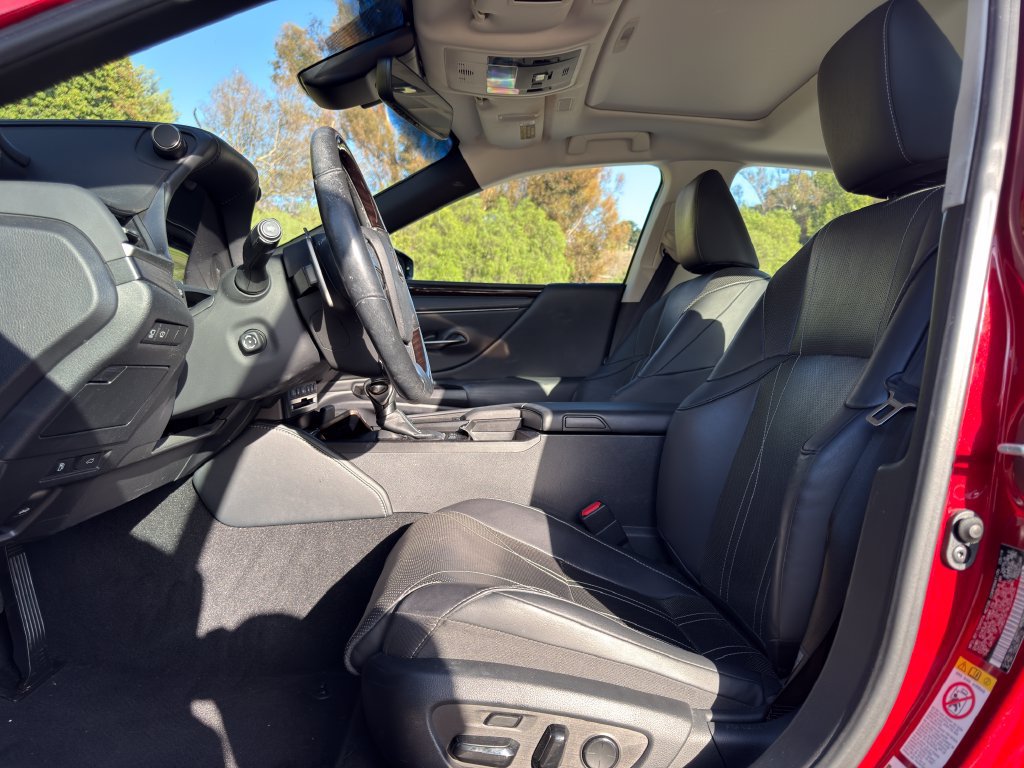 Used 2019 Lexus ES 300h w/ Accessory Package 2 FWD image 9