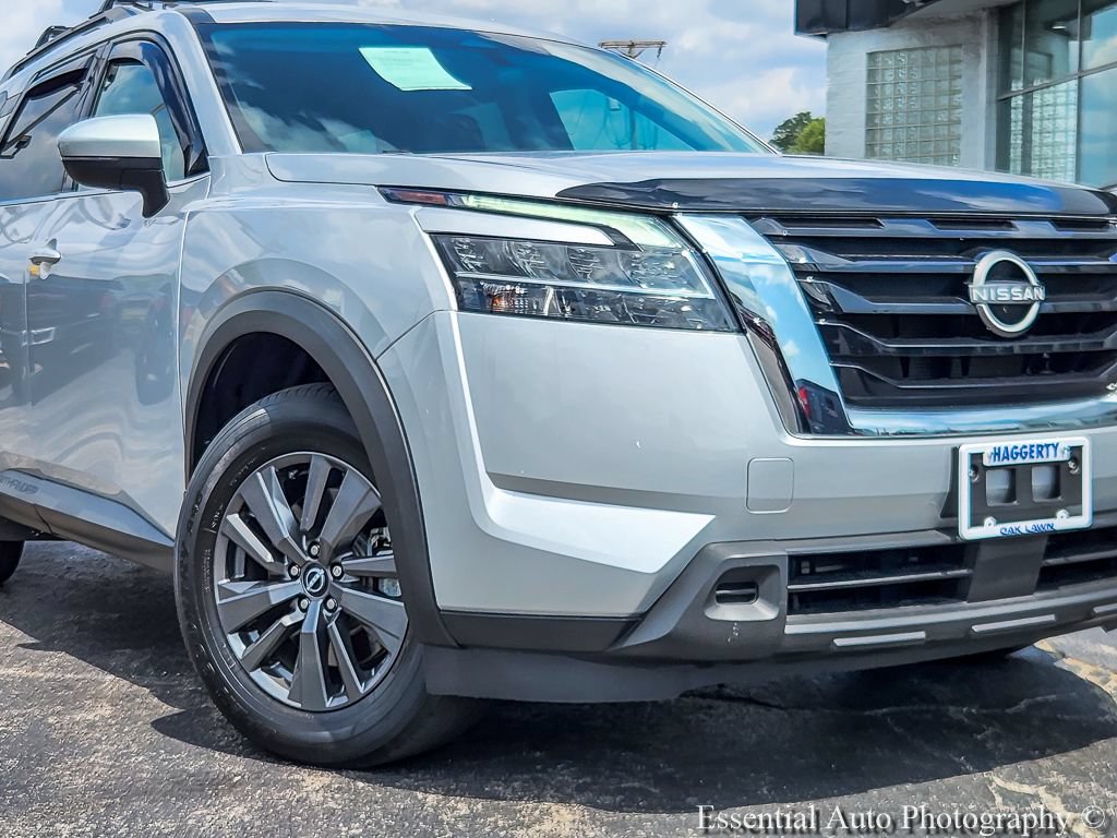Used 2022 Nissan Pathfinder SV AWD/4WD image 2
