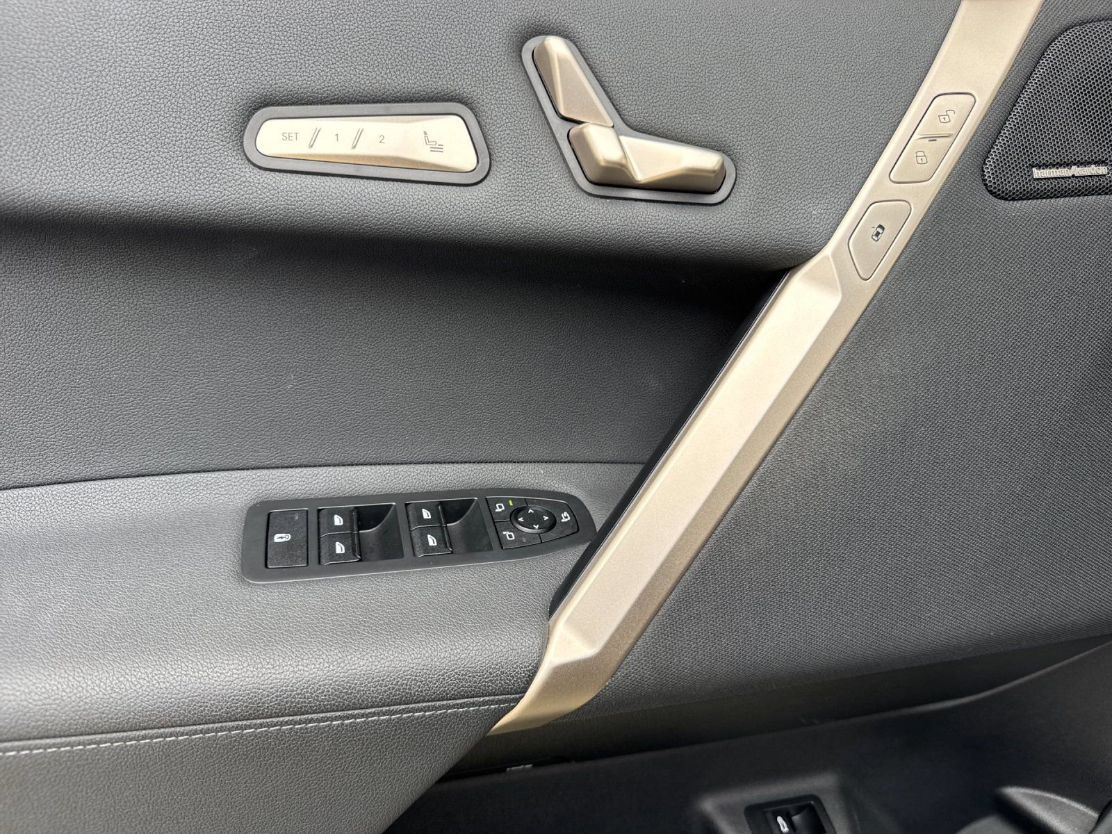 Used 2024 BMW iX xDrive50 w/ Premium Package image 12