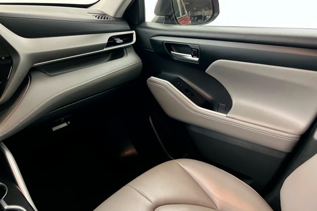Used 2023 Toyota Highlander XLE image 10
