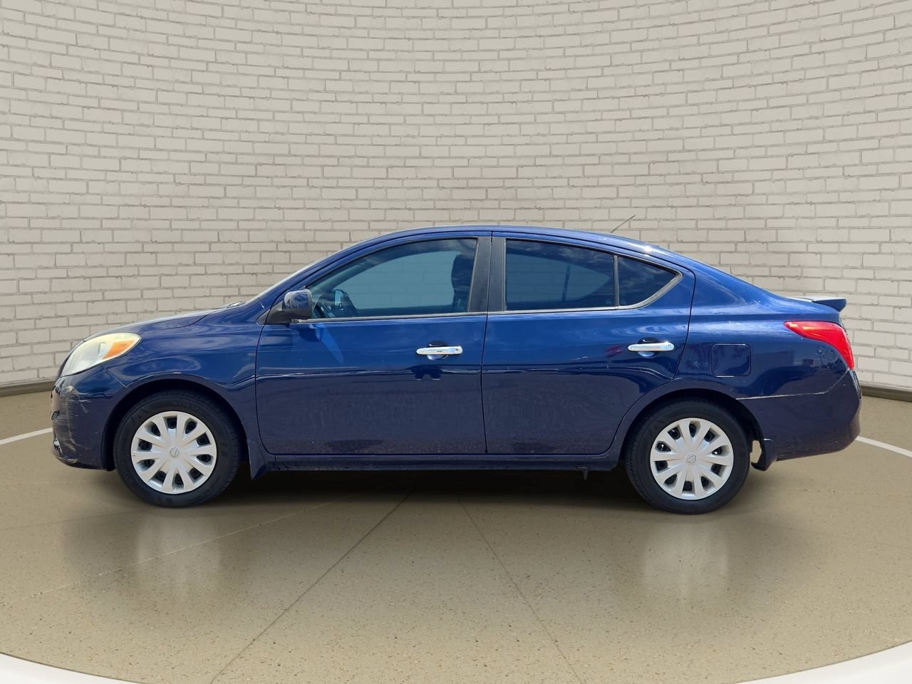 Used 2013 Nissan Versa SV FWD image 8