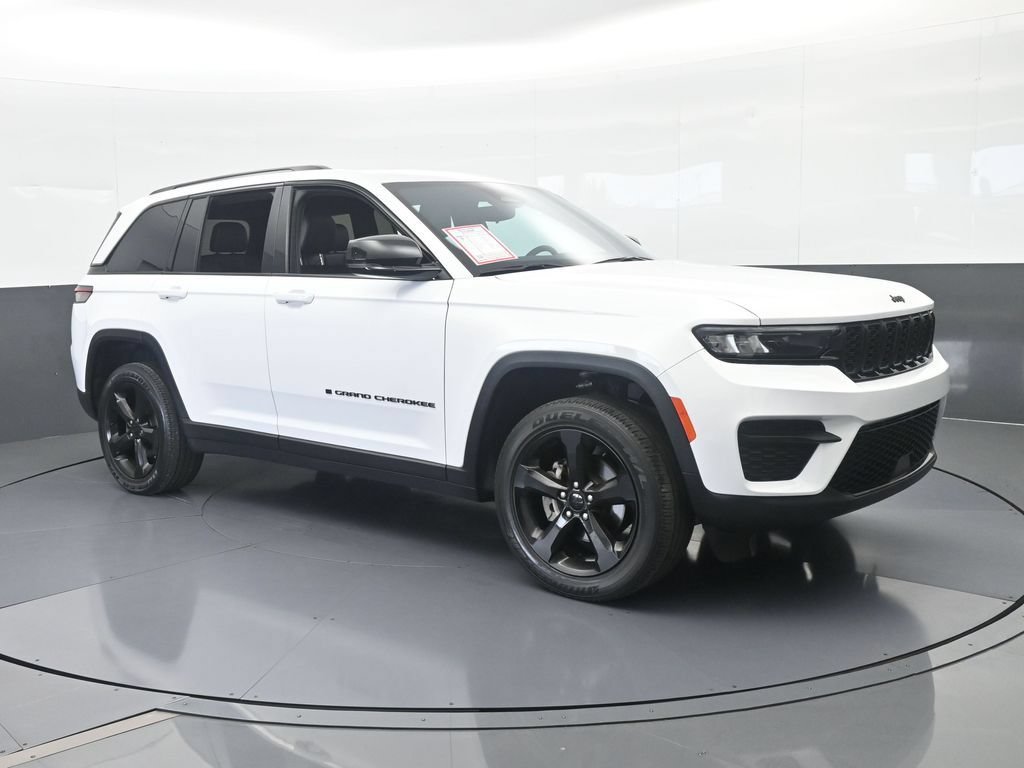 Used 2024 Jeep Grand Cherokee Altitude RWD image 8