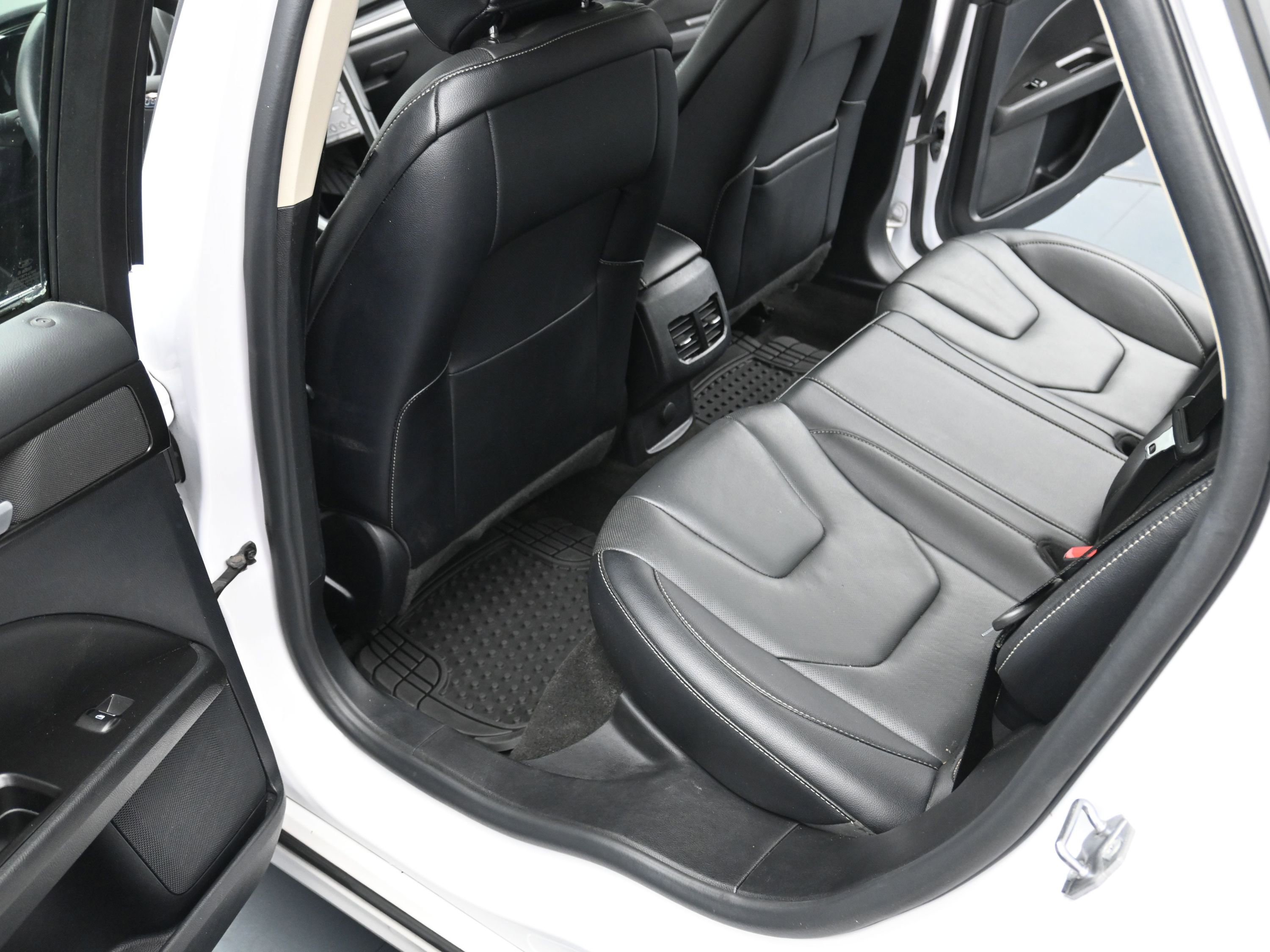 Used 2020 Ford Fusion Energi Titanium FWD image 13