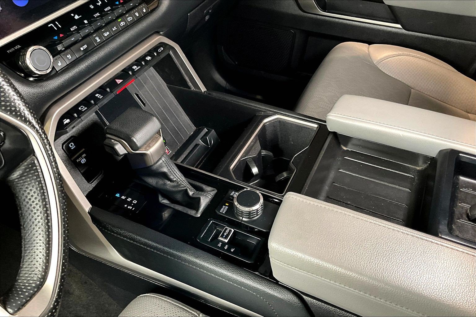 Used 2025 Toyota Tundra Limited AWD/4WD image 19