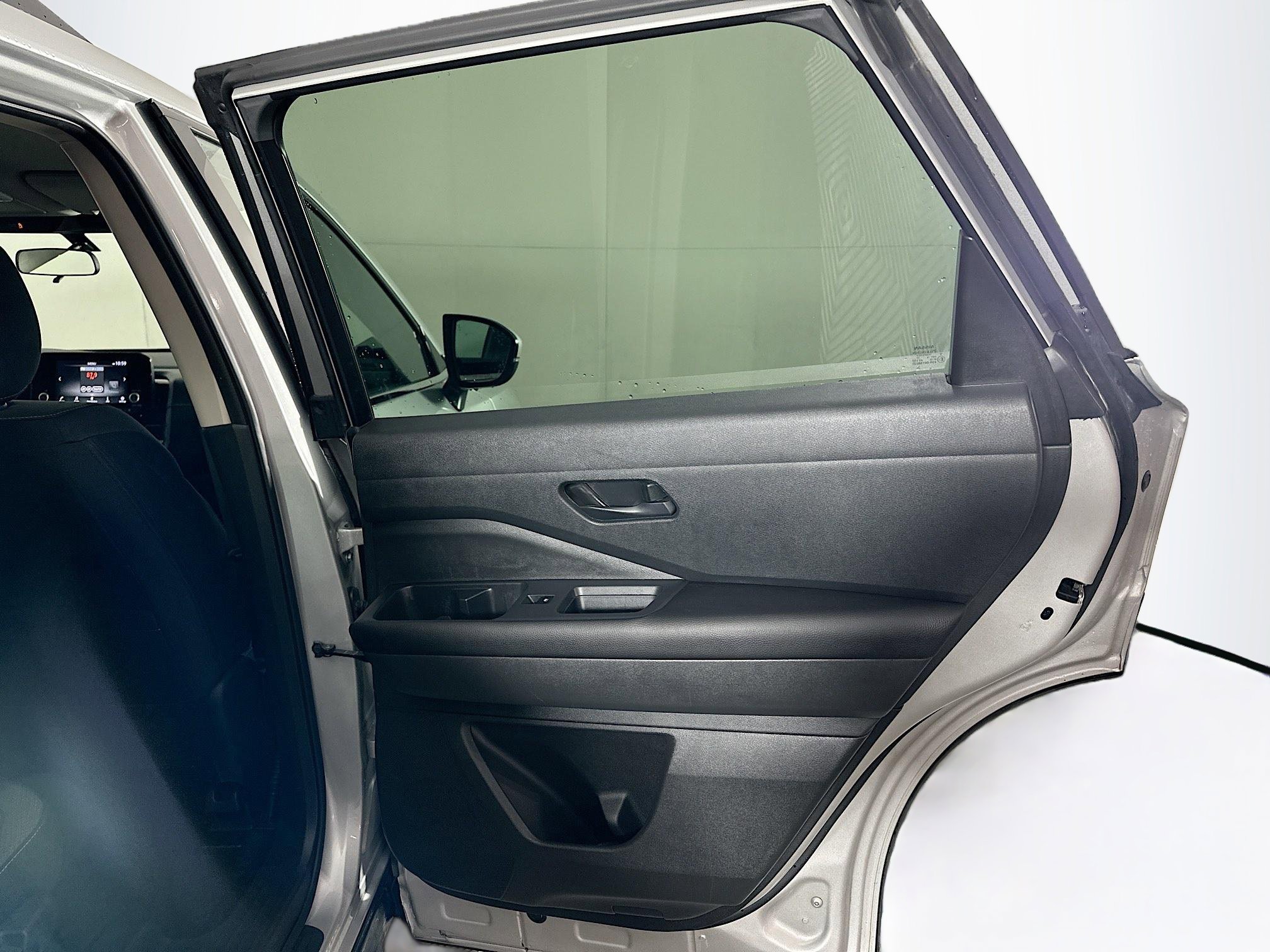 Used 2025 Nissan Pathfinder SV image 31