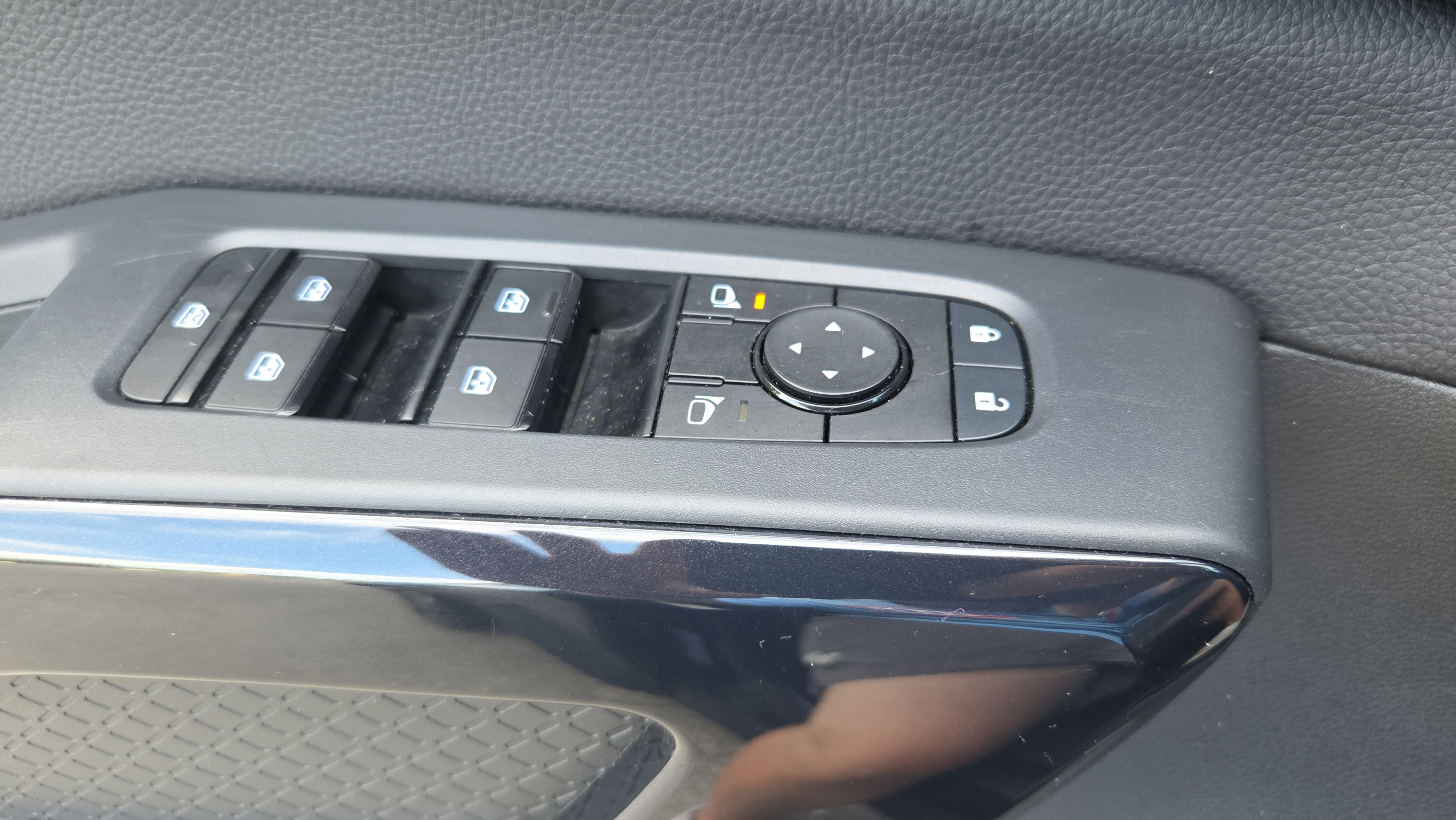 Used 2025 Nissan Pathfinder SV FWD image 28