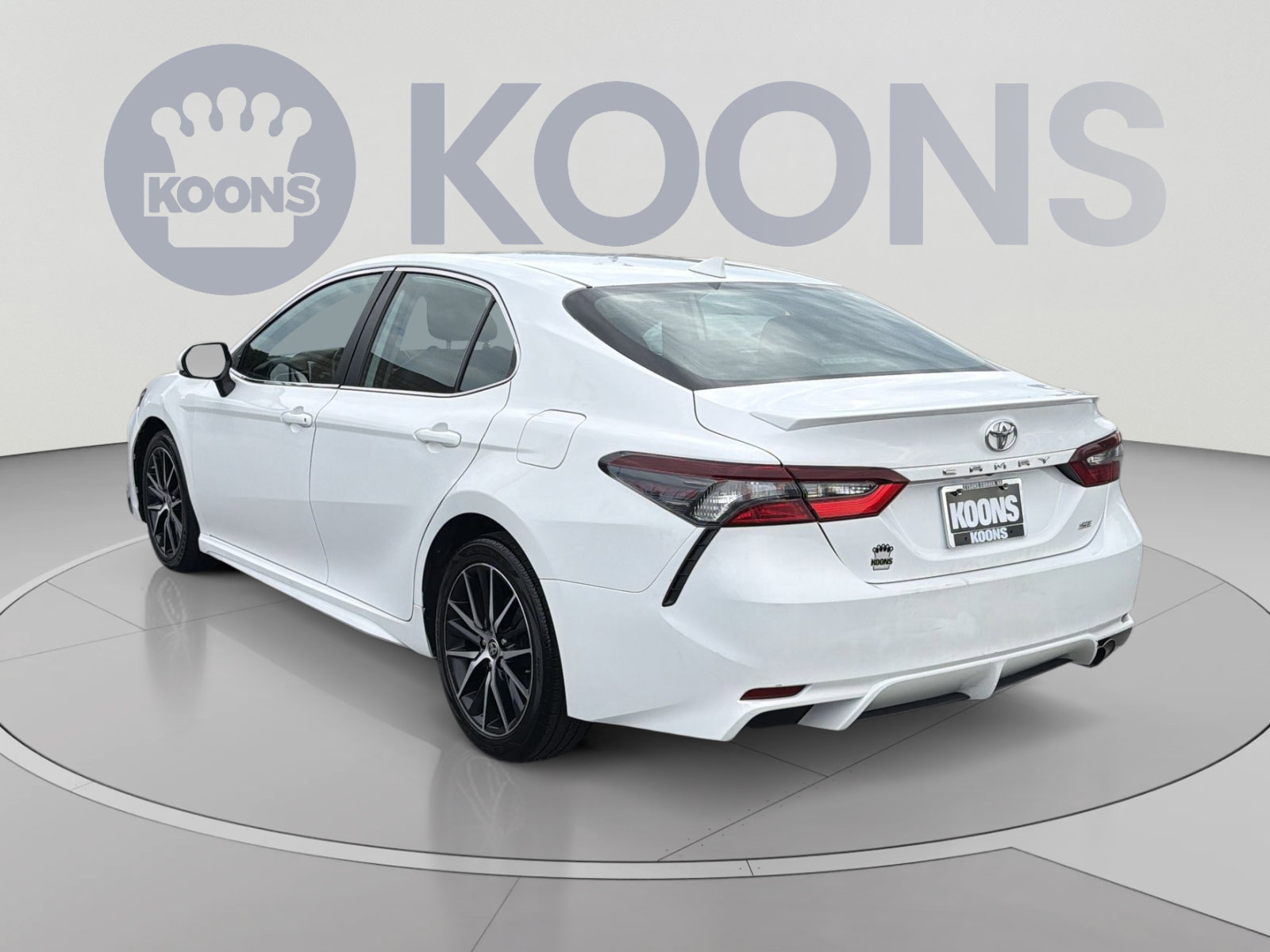 Used 2023 Toyota Camry SE FWD image 2