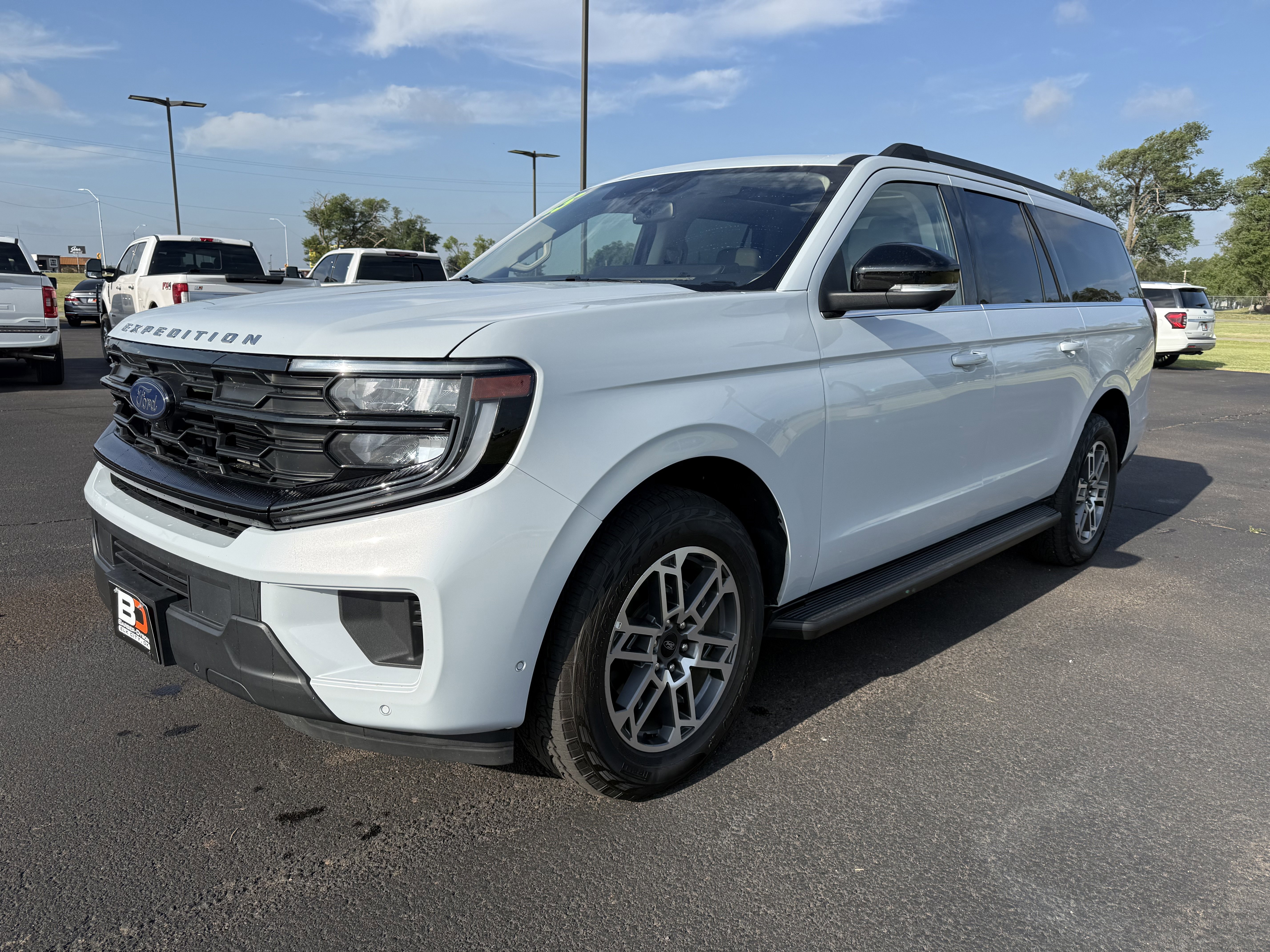 Used 2025 Ford Expedition Max Active AWD/4WD image 1