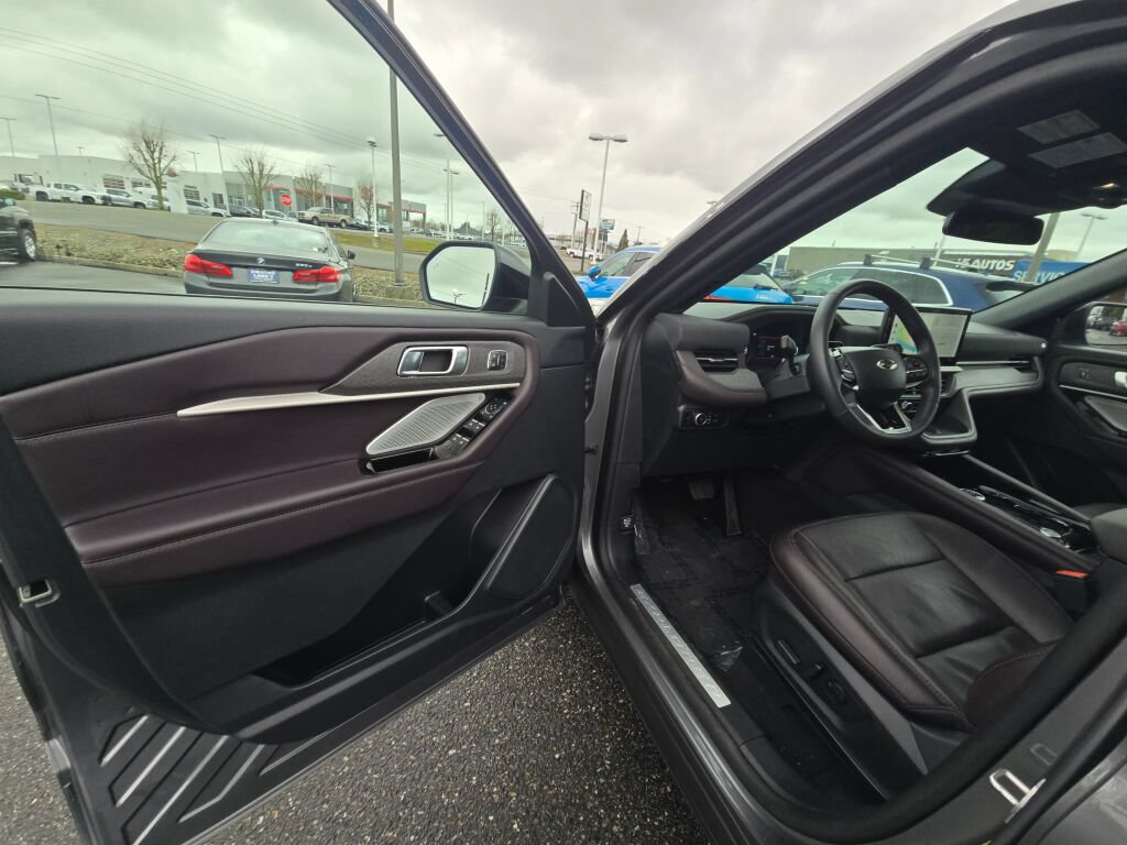 Used 2025 Ford Explorer Platinum AWD/4WD image 16
