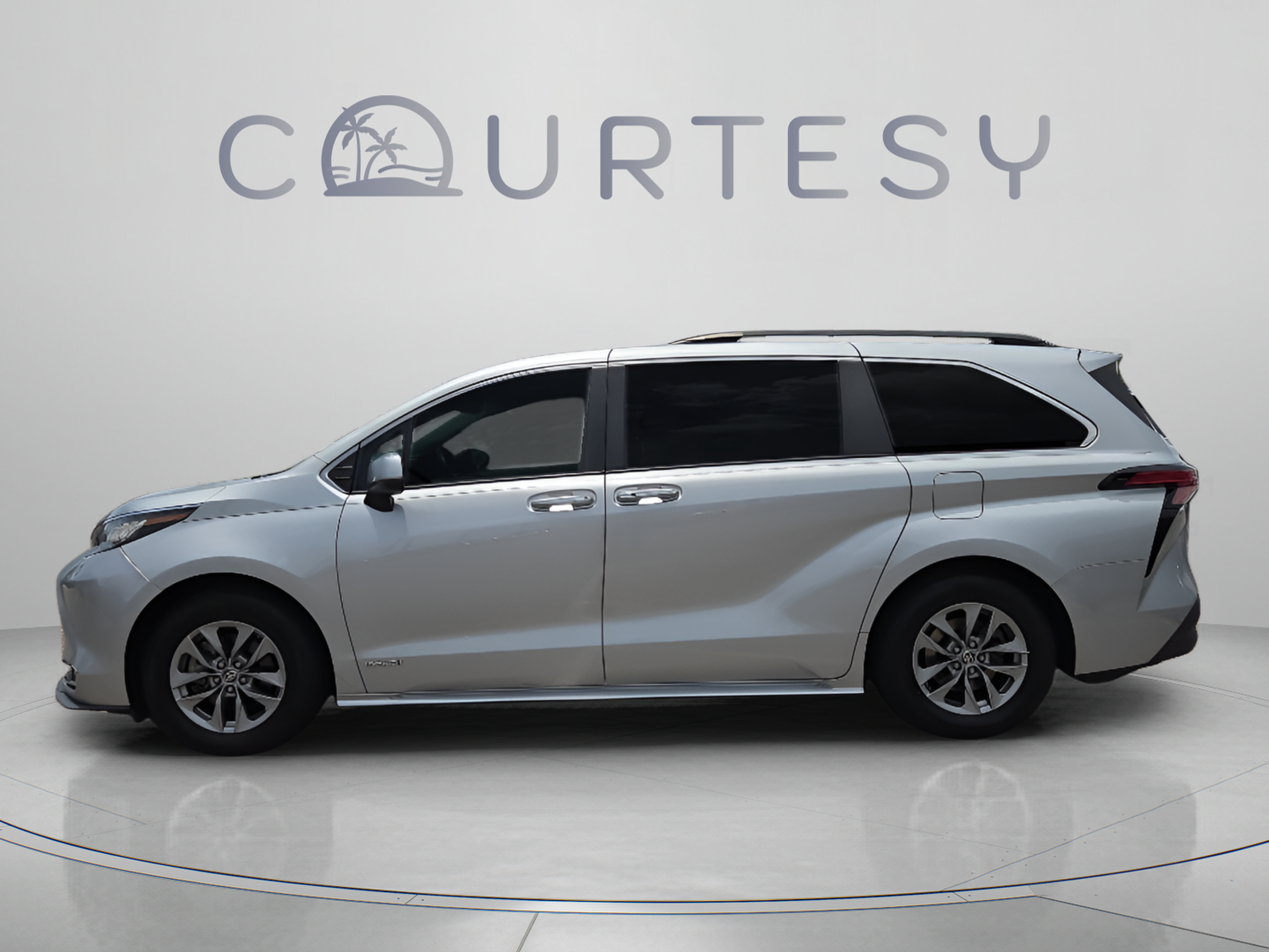 Certified 2021 Toyota Sienna XLE FWD image 2