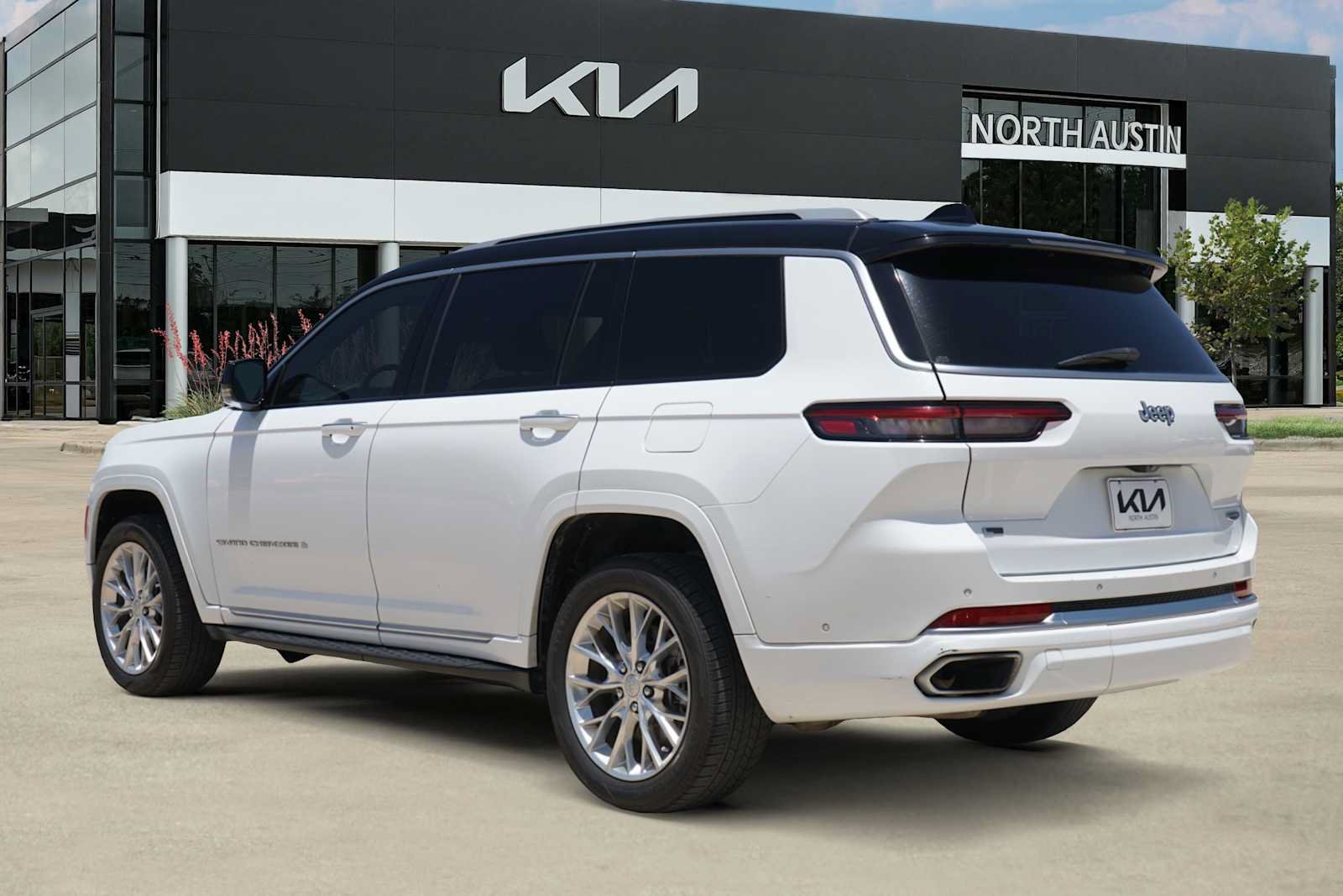 Used 2021 Jeep Grand Cherokee L Summit w/ Luxury Tech Group V RWD image 4