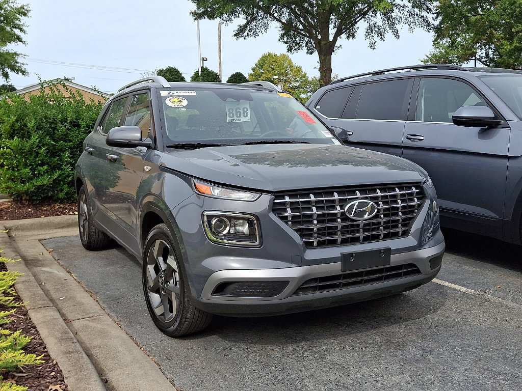 Used 2026 Hyundai Venue SEL FWD image 2
