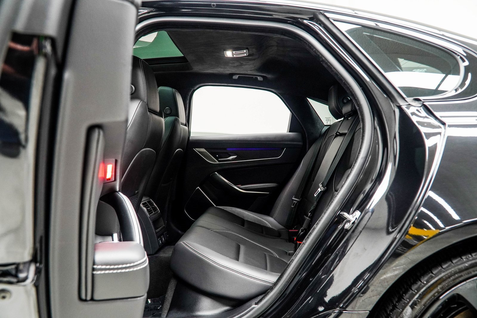 Used 2024 Jaguar XF R-Dynamic SE image 39