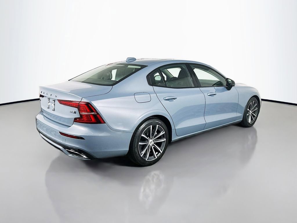 Used 2022 Volvo S60 B5 Momentum image 7