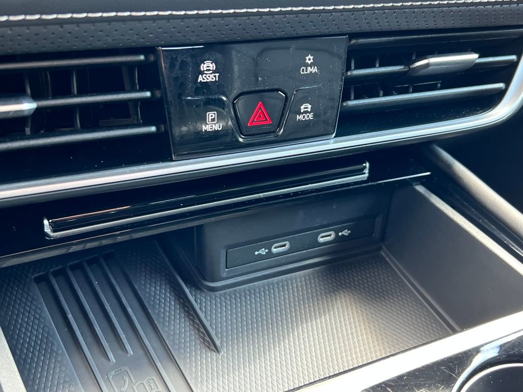 Used 2025 Volkswagen Atlas SE image 31