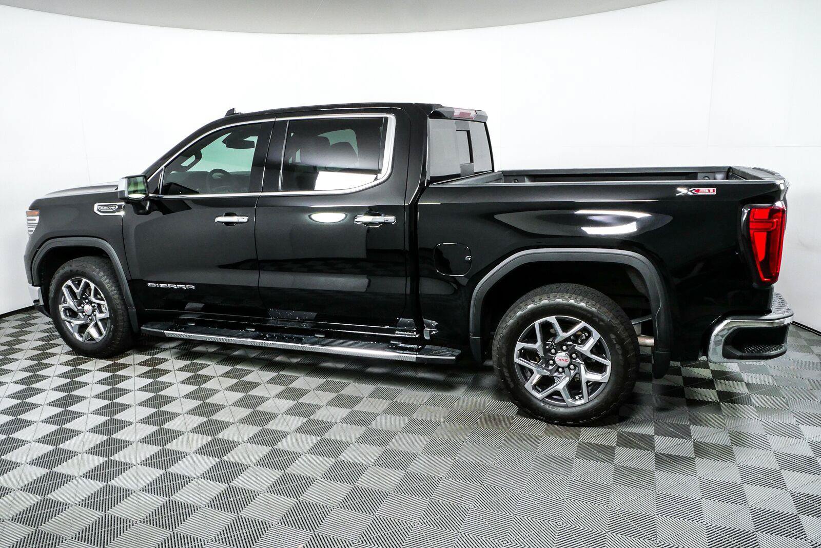 Used 2024 GMC Sierra 1500 SLT w/ SLT Premium Plus Package AWD/4WD image 30