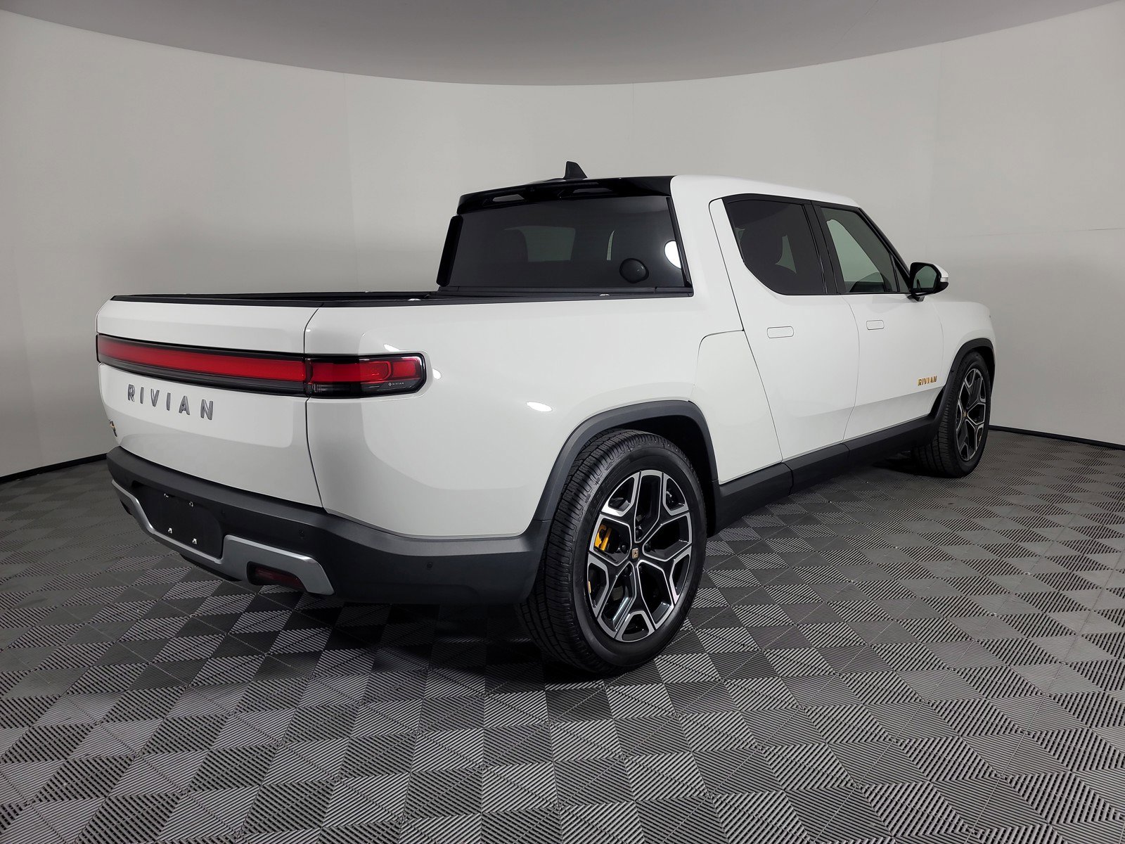 Used 2022 Rivian R1T Adventure image 5