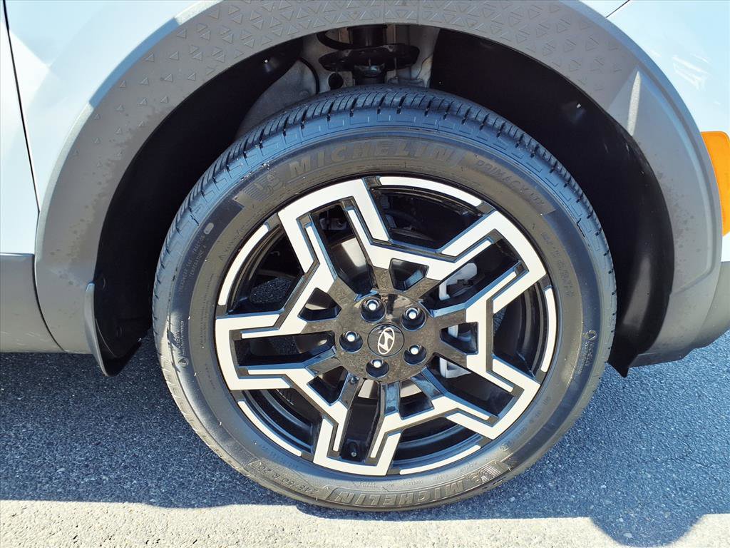Certified 2025 Hyundai Santa Cruz Limited image 9