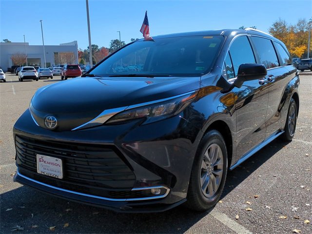Used 2024 Toyota Sienna XLE image 8
