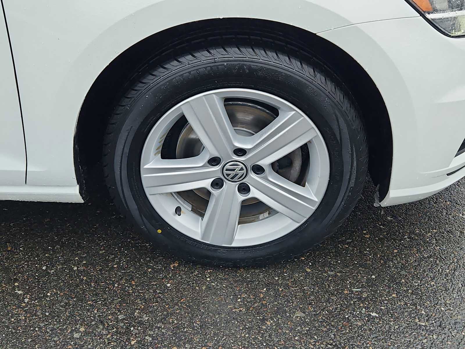 Used 2018 Volkswagen Golf SE image 10