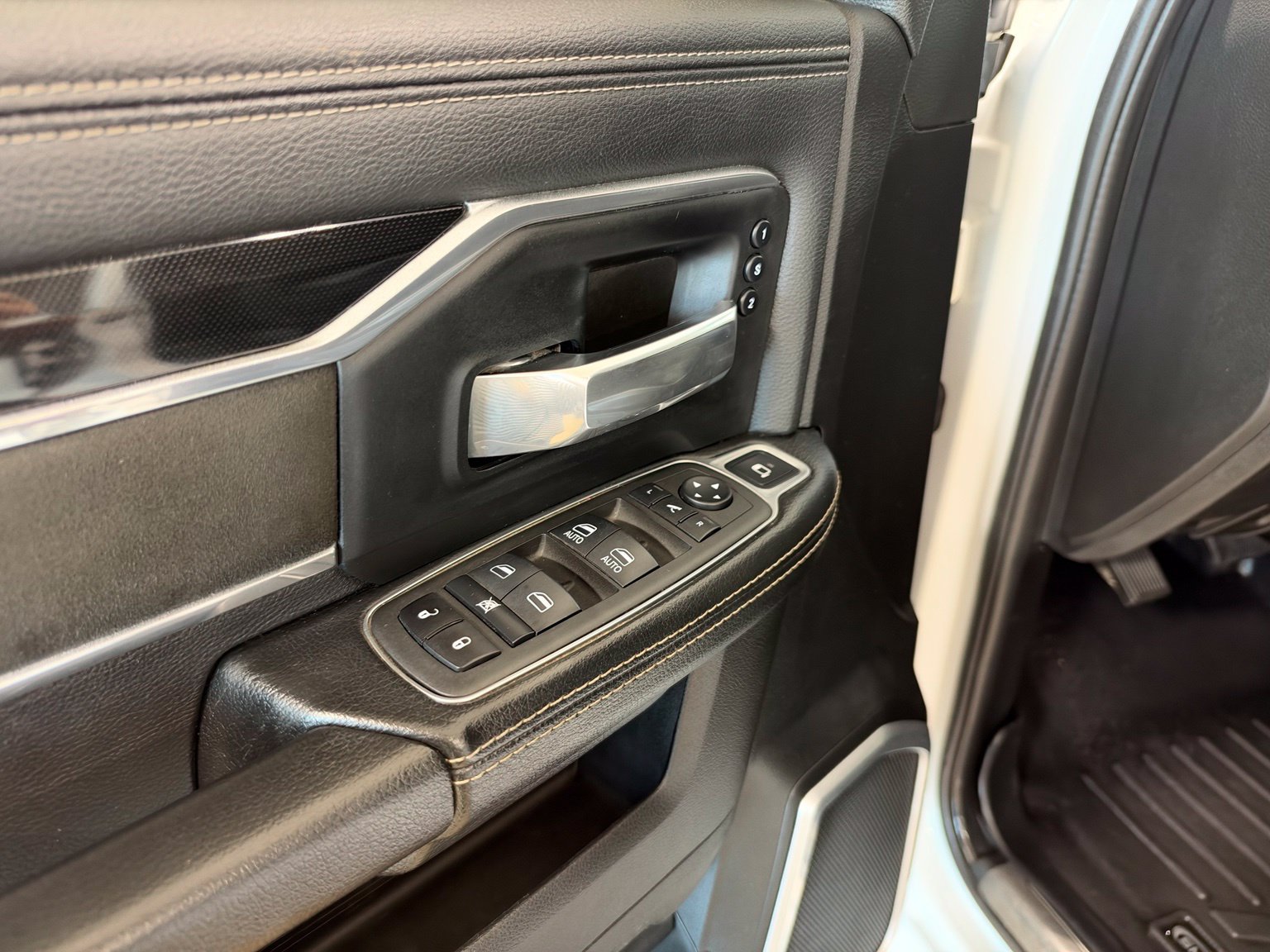 Used 2022 RAM 2500 Laramie w/ Night Edition AWD/4WD image 12