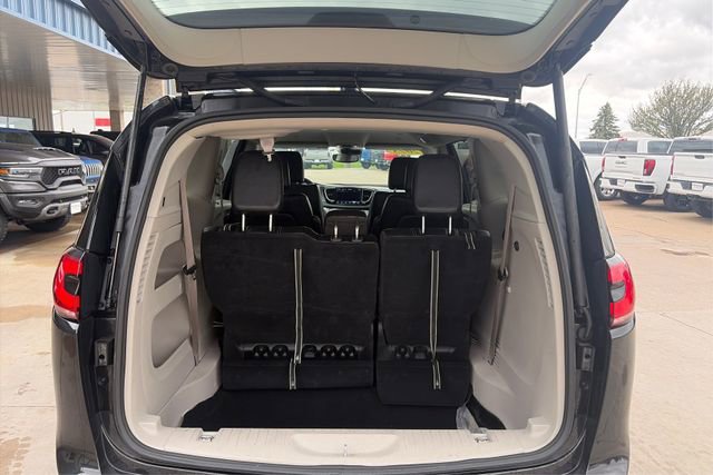 Used 2023 Chrysler Pacifica Touring-L image 12
