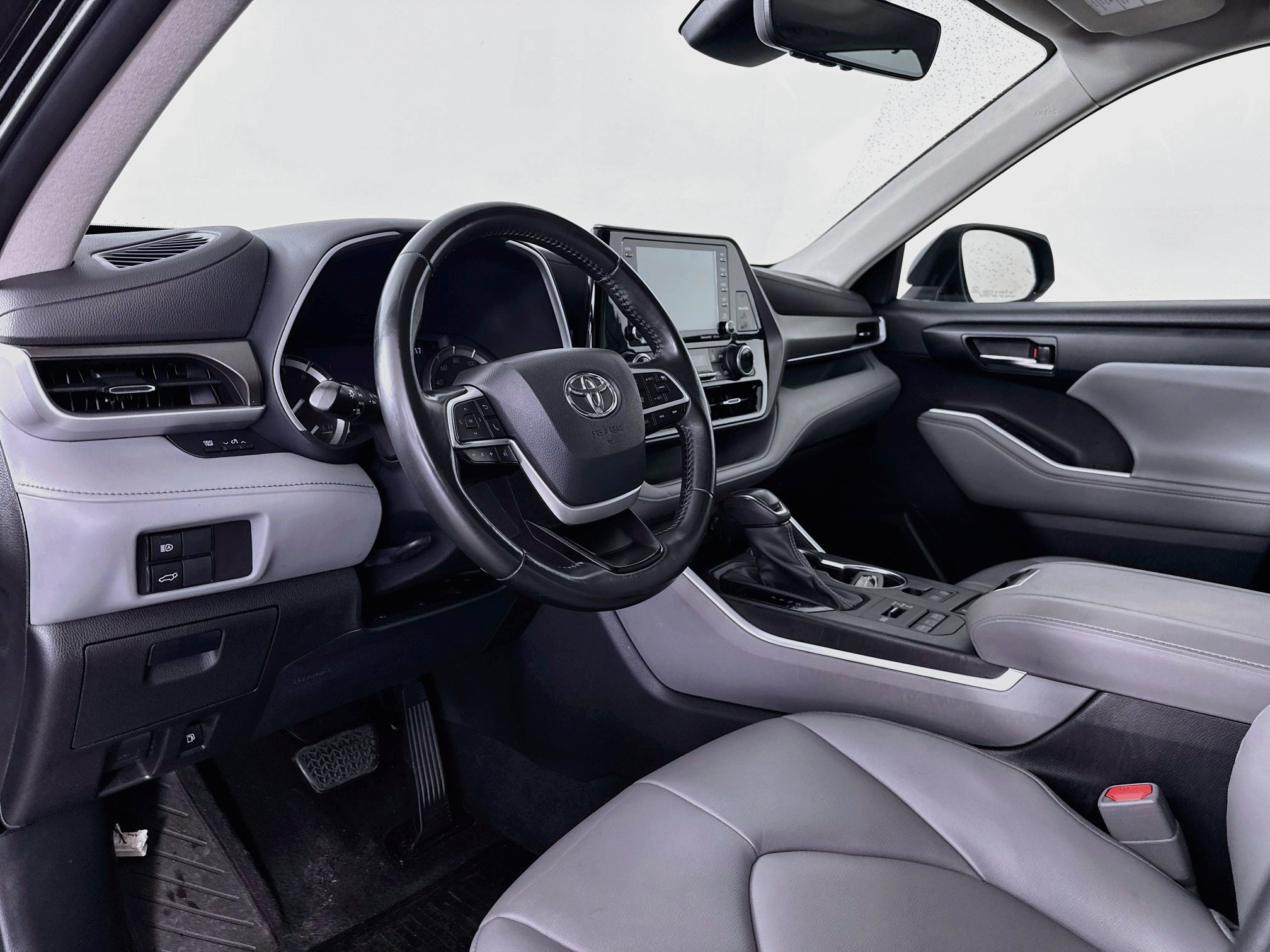 Used 2022 Toyota Highlander XLE AWD/4WD image 9