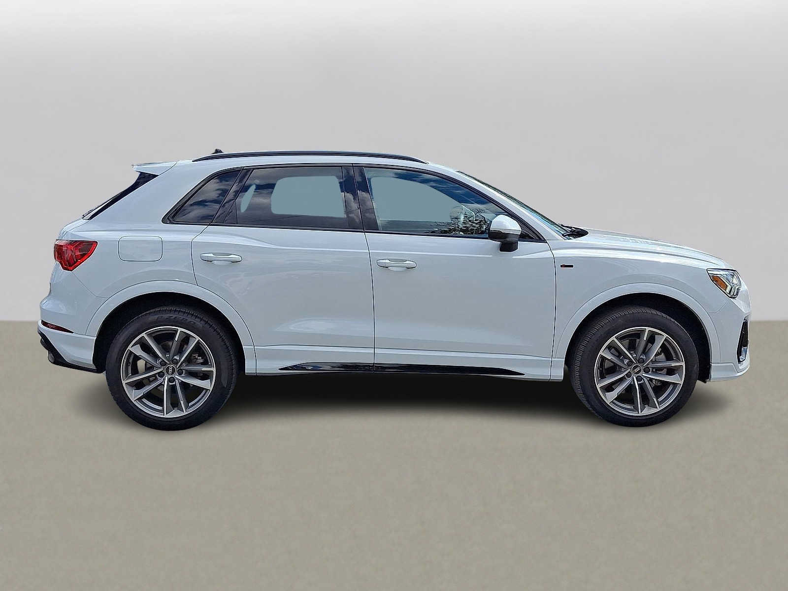 Used 2024 Audi Q3 2.0T Premium Plus w/ Premium Plus Package AWD/4WD image 32