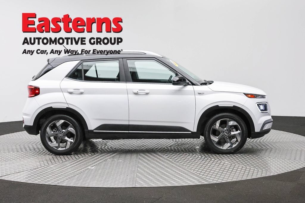 Used 2025 Hyundai Venue Limited FWD image 4
