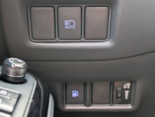 Used 2020 Toyota C-HR XLE FWD image 27