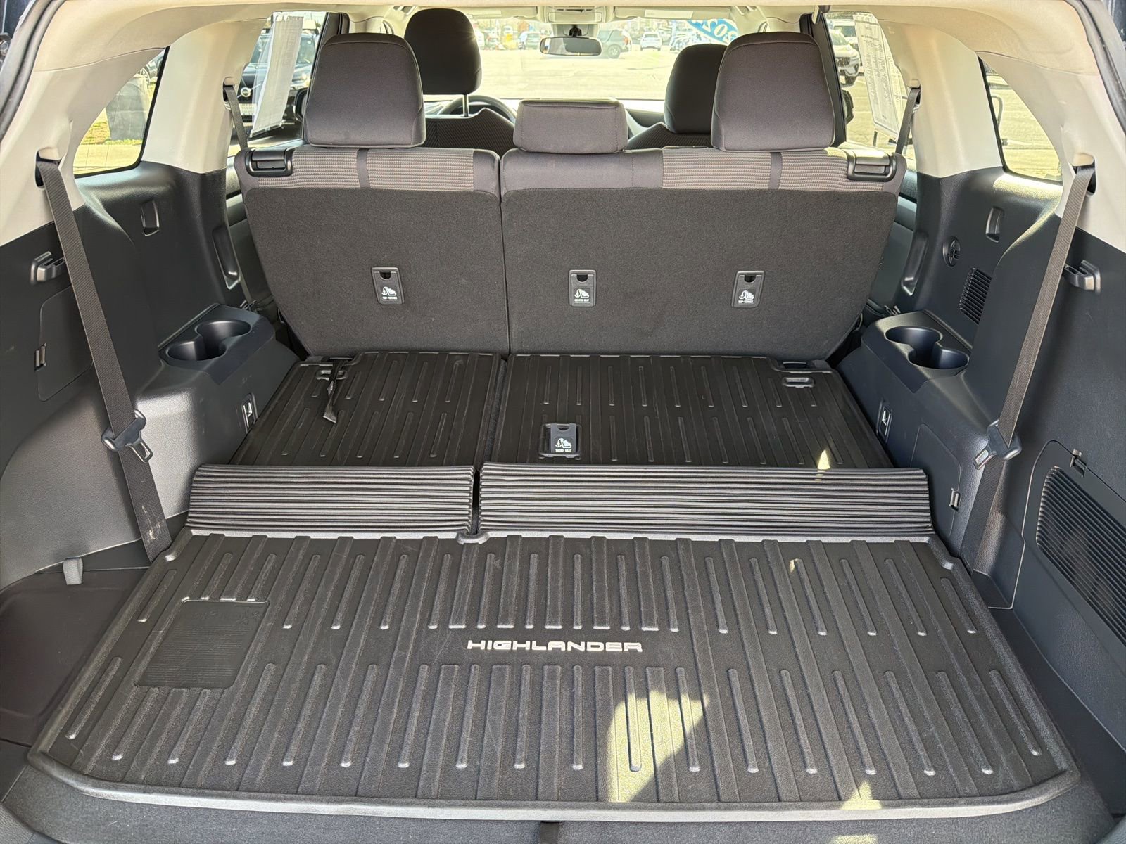 Used 2024 Toyota Highlander LE image 27