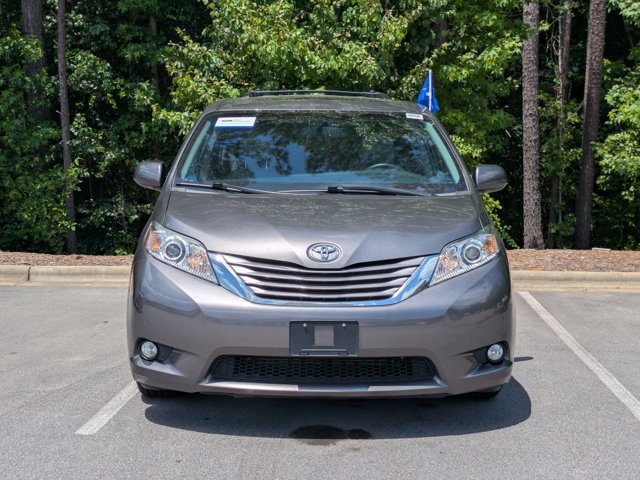 Used 2017 Toyota Sienna XLE Premium FWD image 7