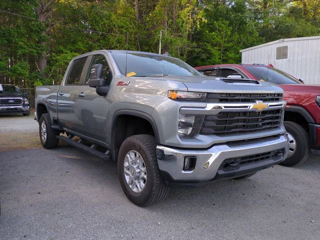 Used 2025 Chevrolet Silverado 2500 LT AWD/4WD image 4