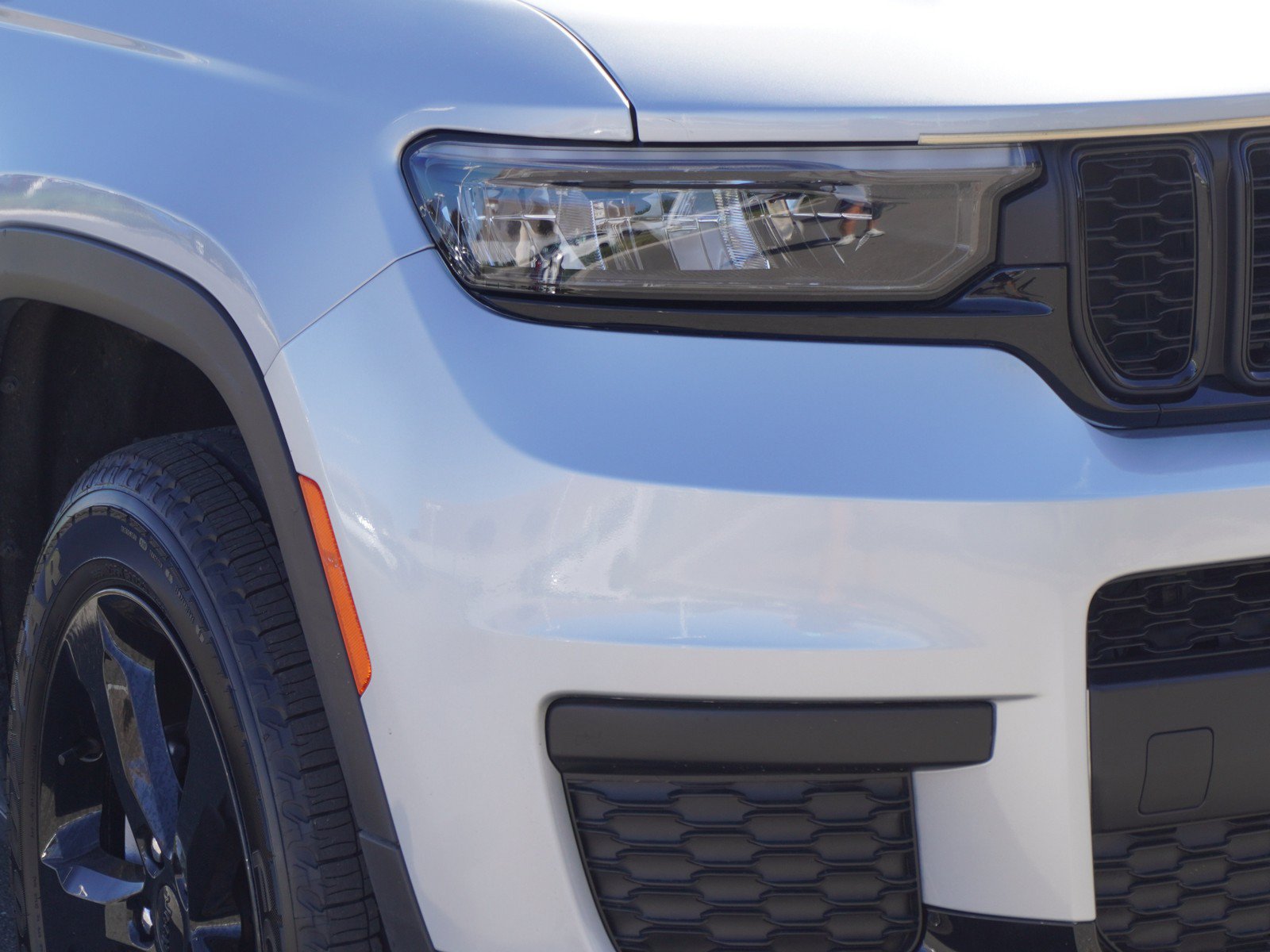 Used 2023 Jeep Grand Cherokee L Laredo AWD/4WD image 3