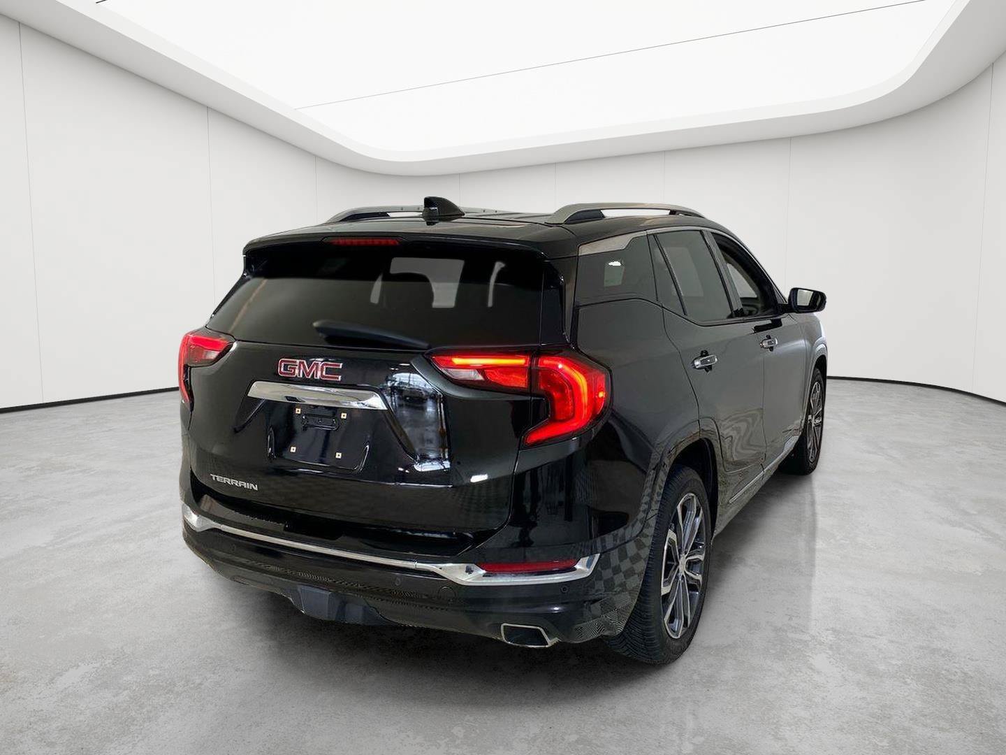 Used 2018 GMC Terrain Denali w/ Driver Alert Package II FWD image 3