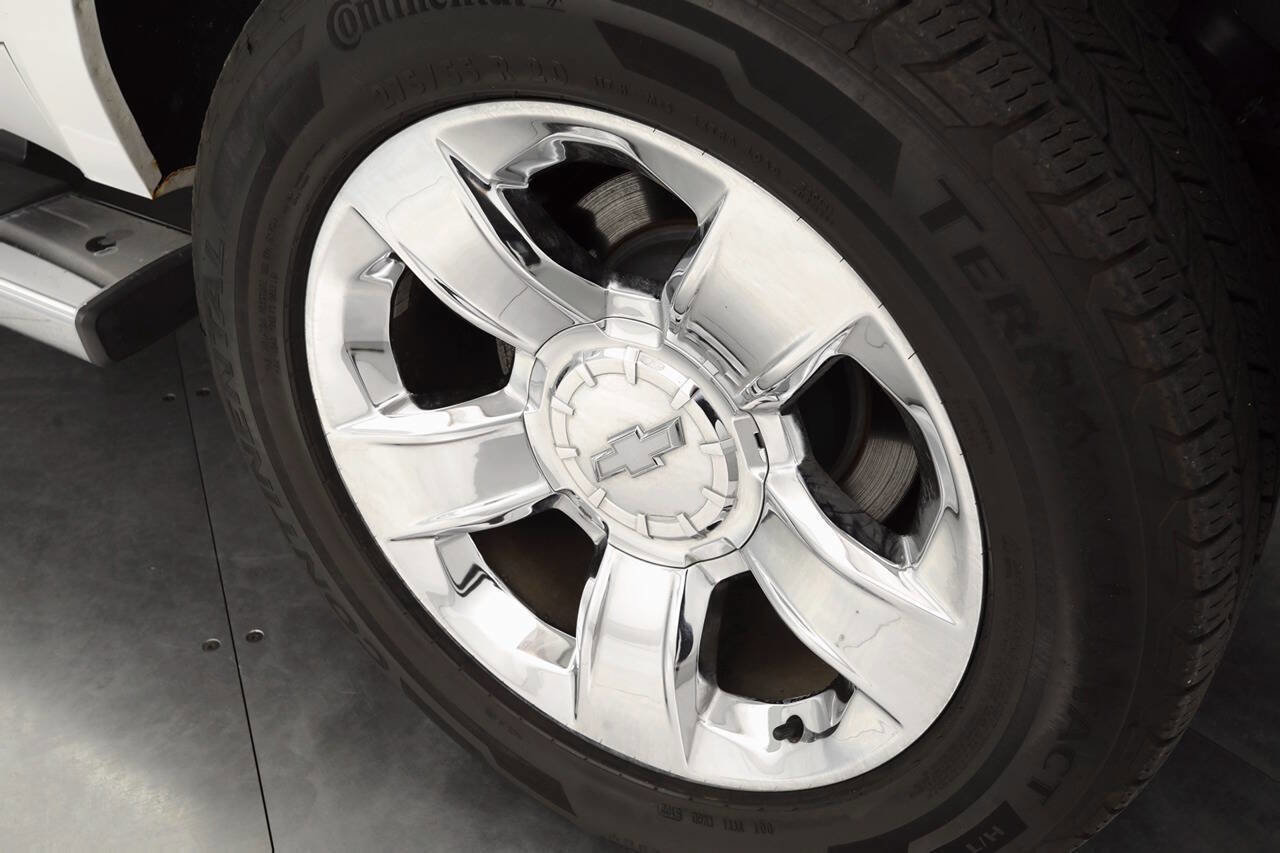 Used 2017 Chevrolet Suburban LT w/ LT Signature Package image 32