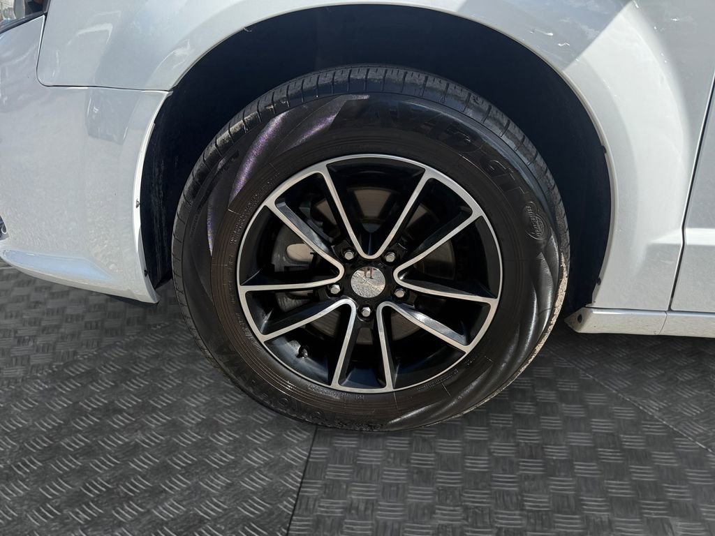 Used 2019 Dodge Grand Caravan SE image 14