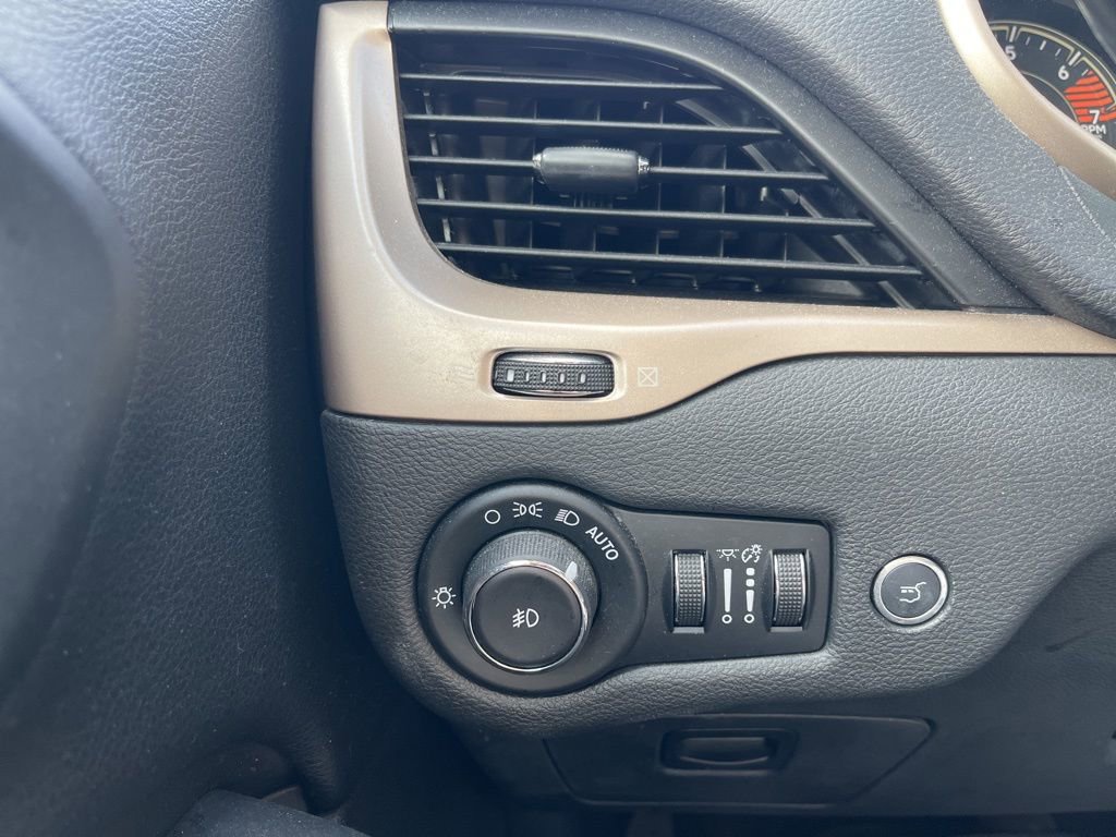 Used 2018 Jeep Cherokee Limited image 13