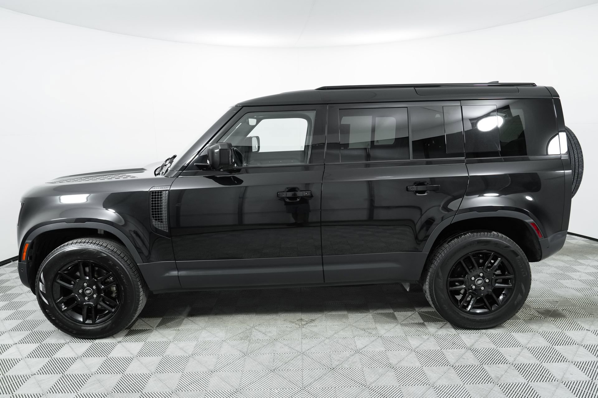 Used 2025 Land Rover Defender 110 S image 67