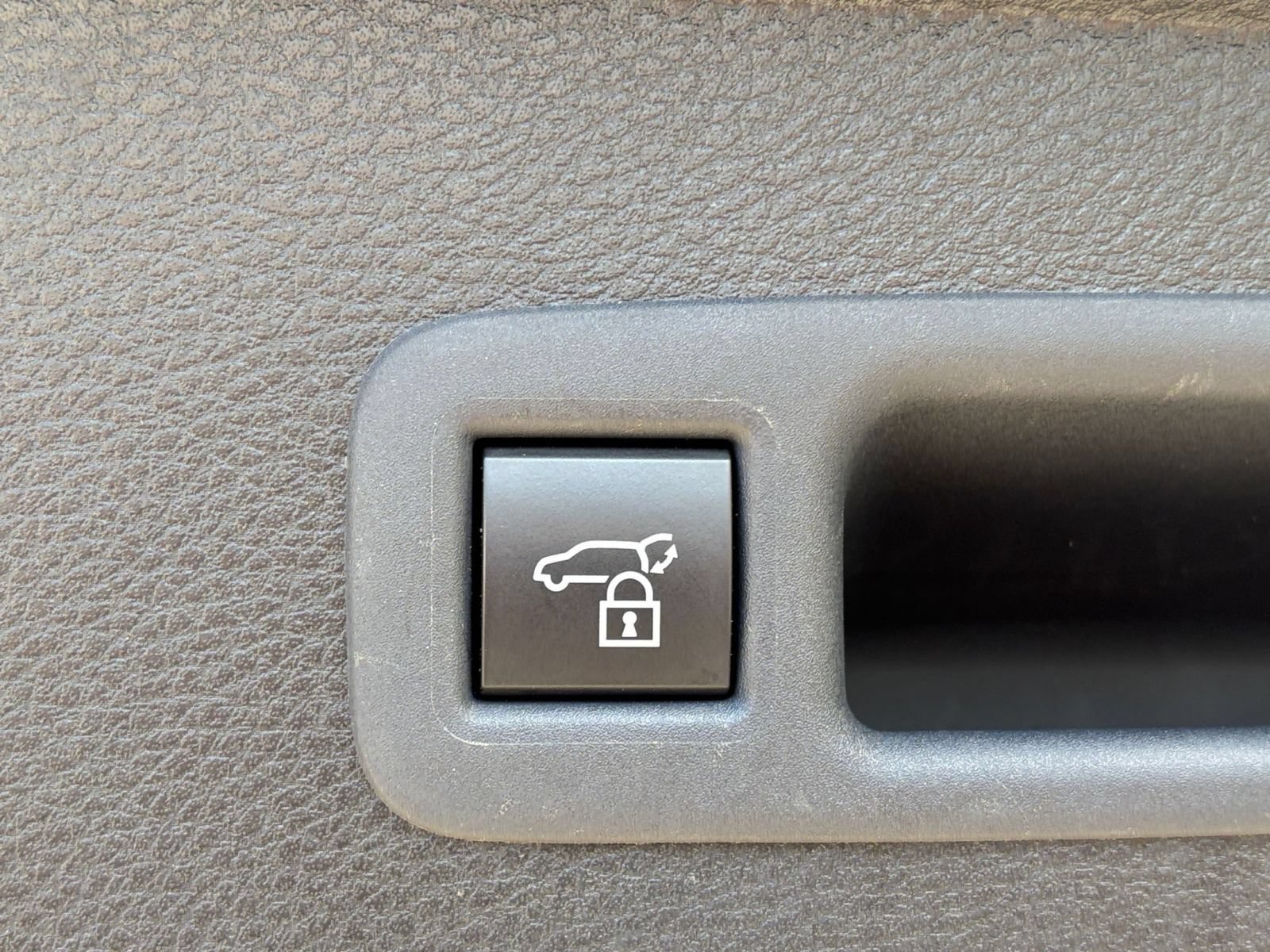 Used 2025 Toyota Sienna XLE FWD image 24