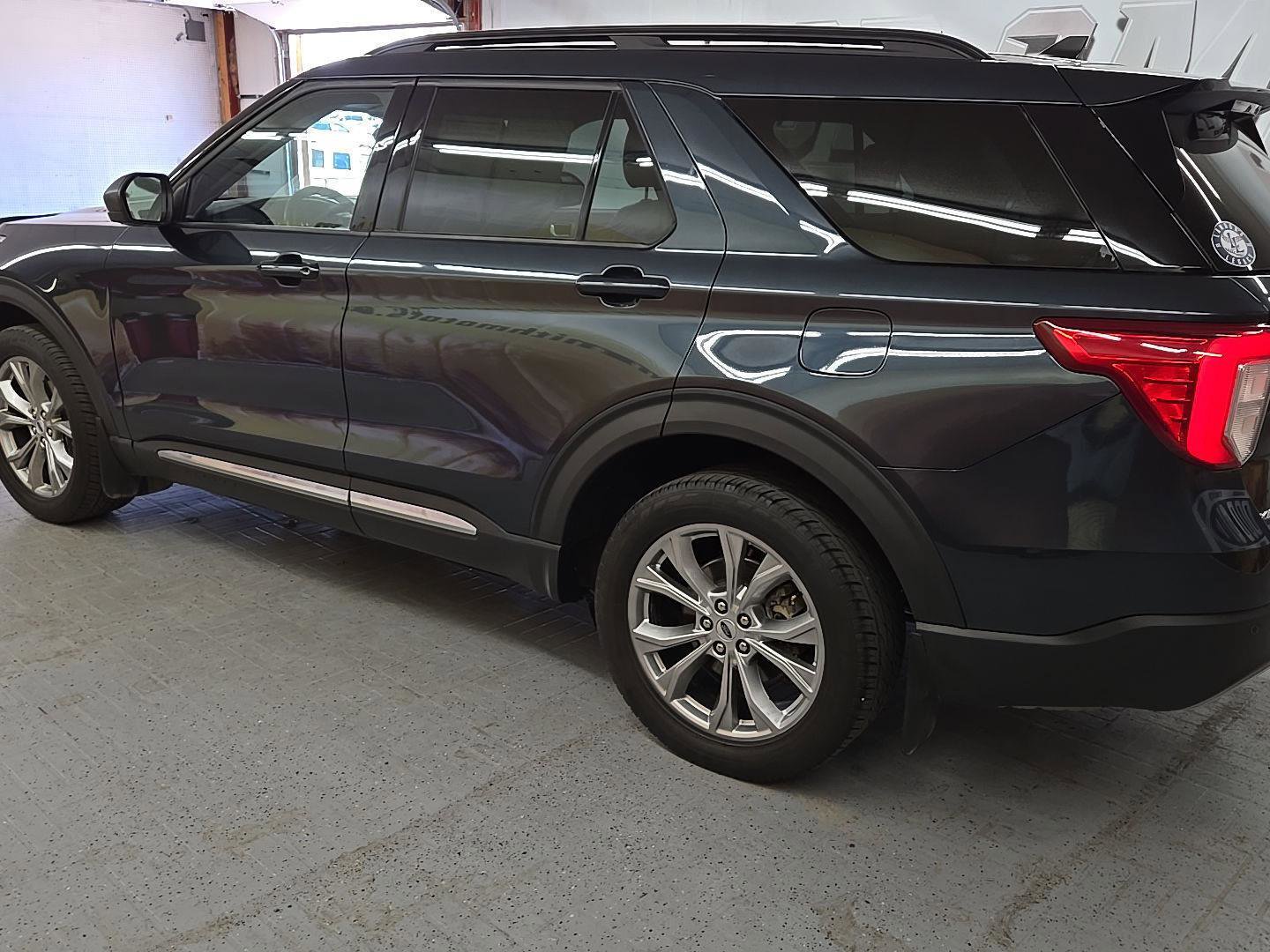 Used 2023 Ford Explorer XLT image 3